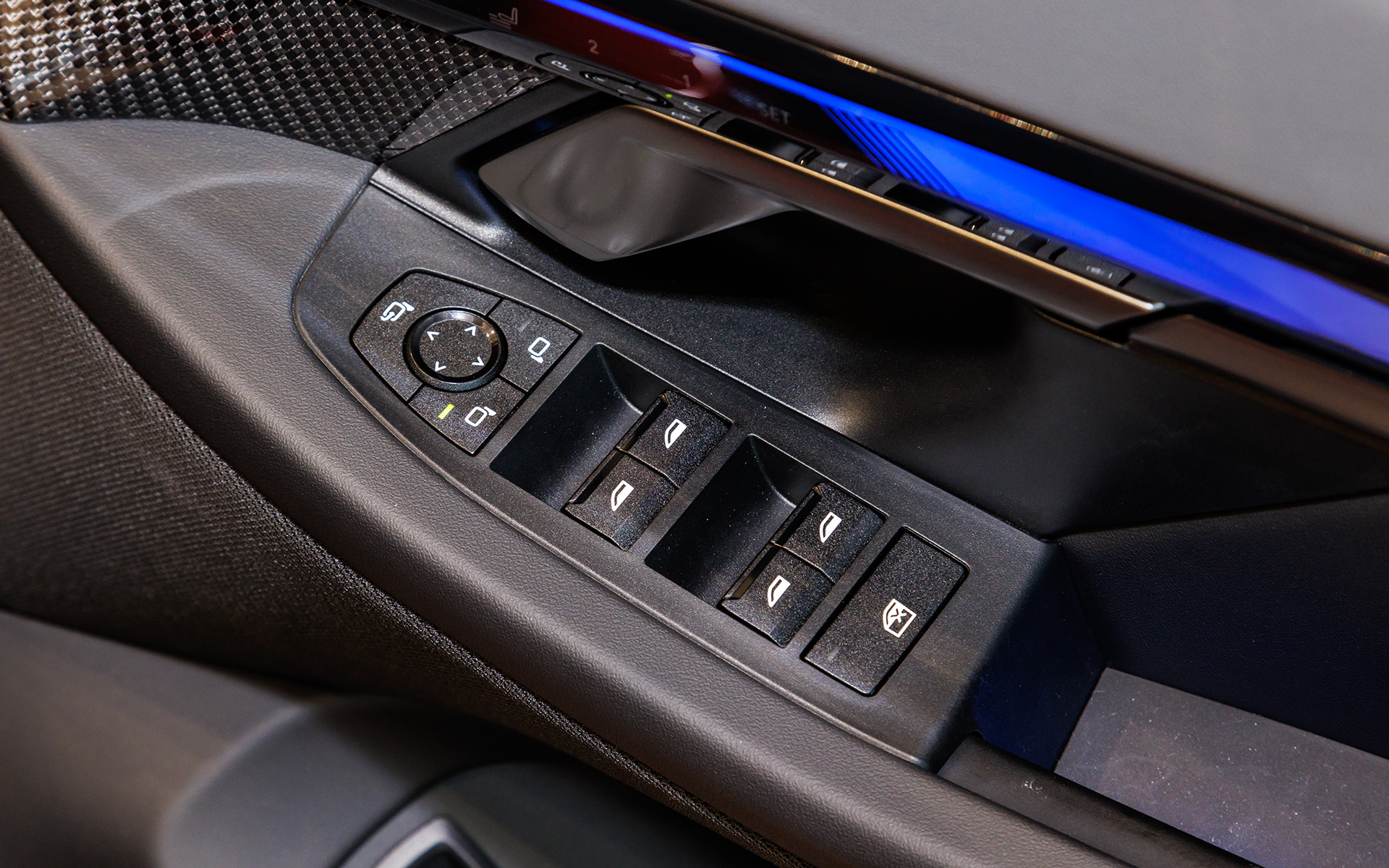 パワーウィンドウやドアミラーのスイッチは従来通りの物理タイプ