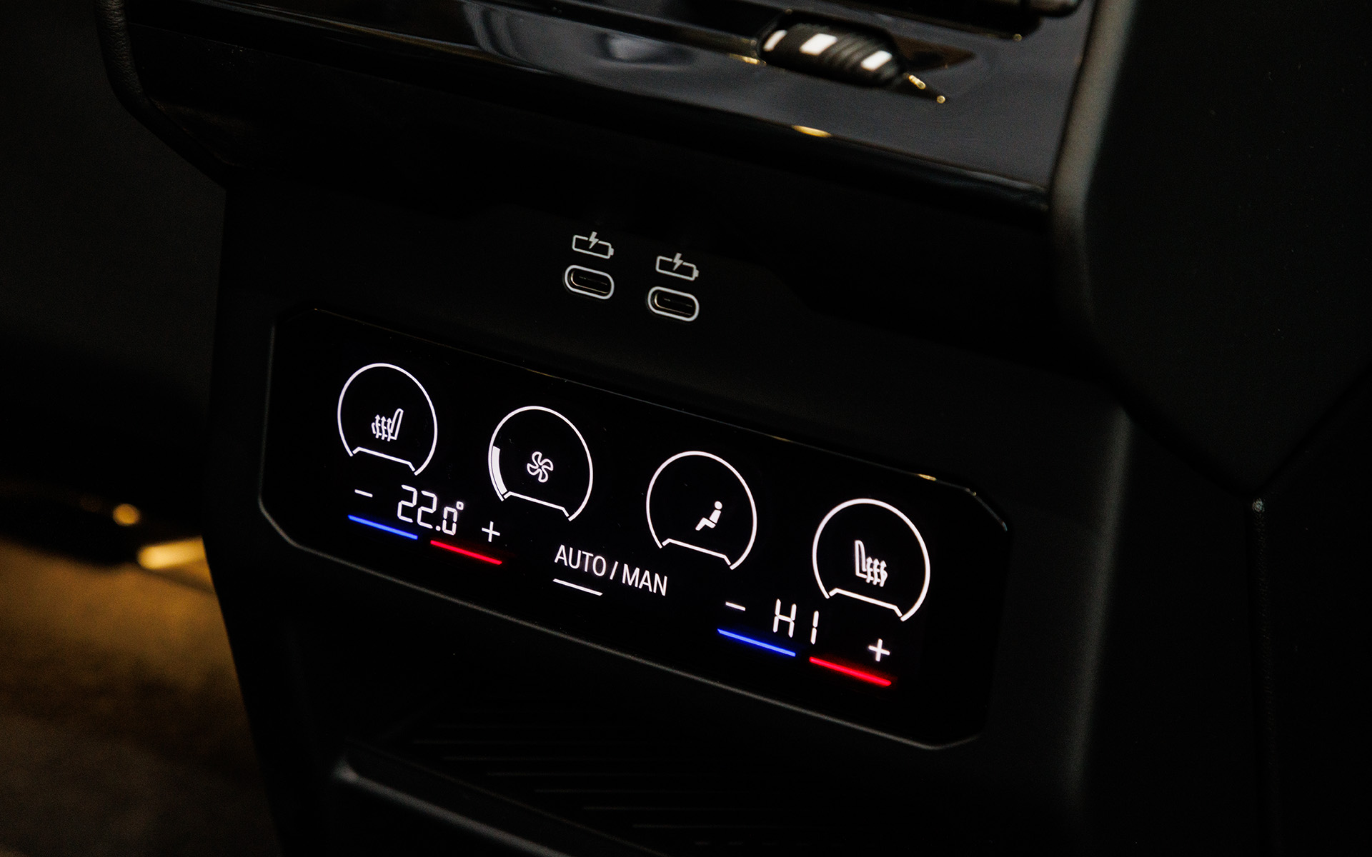 センターコンソール後端にリアエアコンの操作パネル。こちらも静電タッチ式になっている