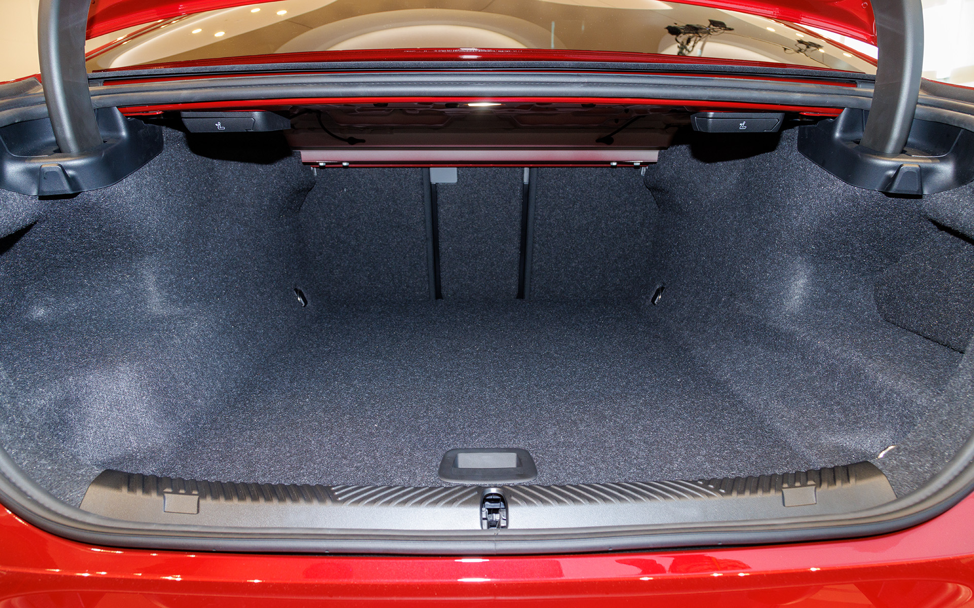 トランクは奥行きが深く容量もたっぷり