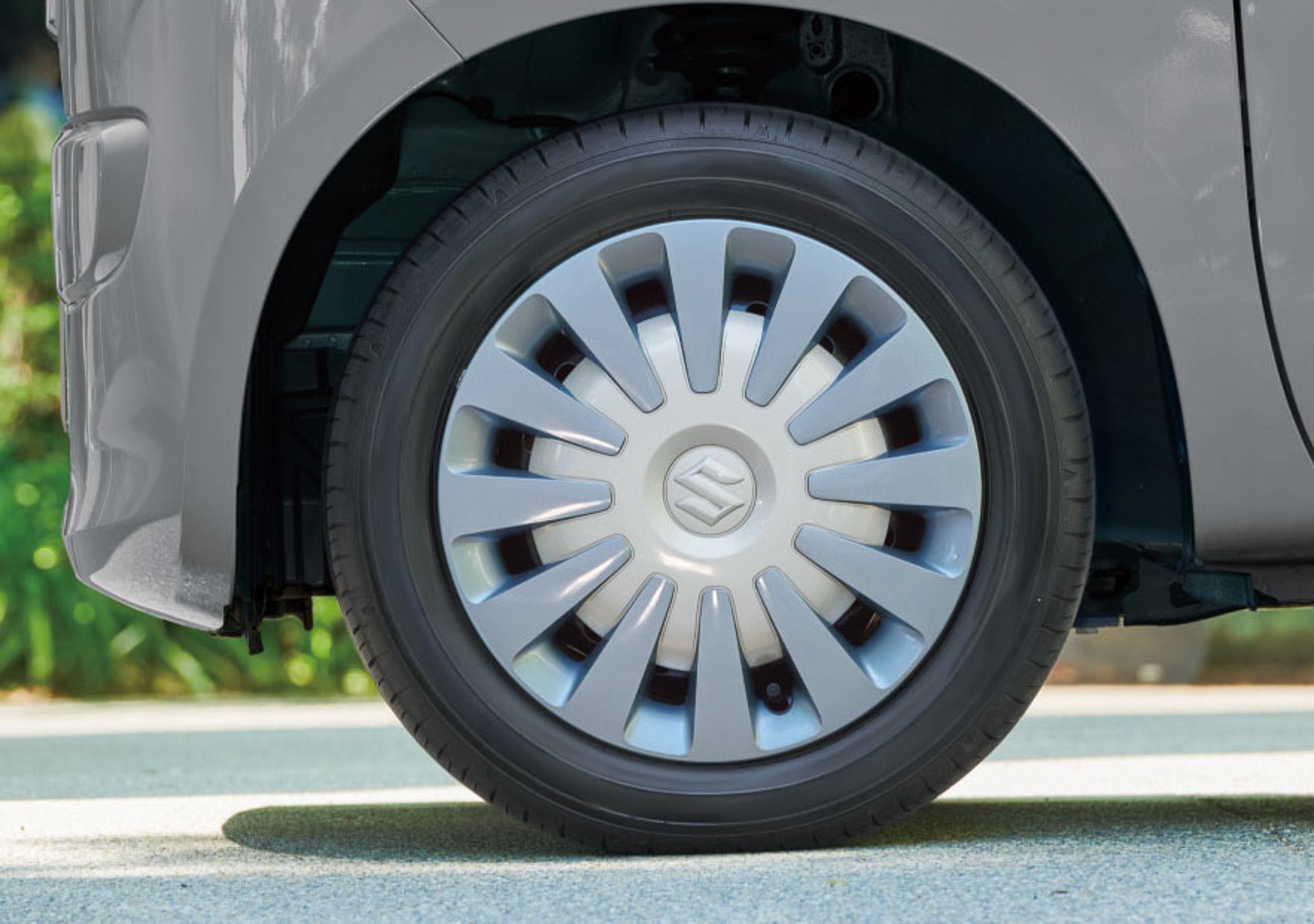 HYBRID Sリミテッドの専用2トーンカラー（シルバー×ソフトベージュ）の14インチホイールキャップ