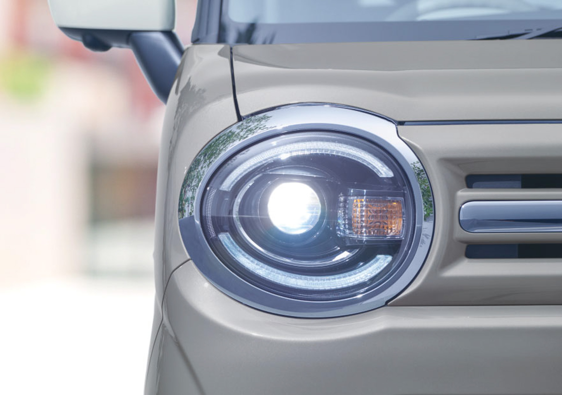 HYBRID SリミテッドはLEDヘッドランプを標準装備