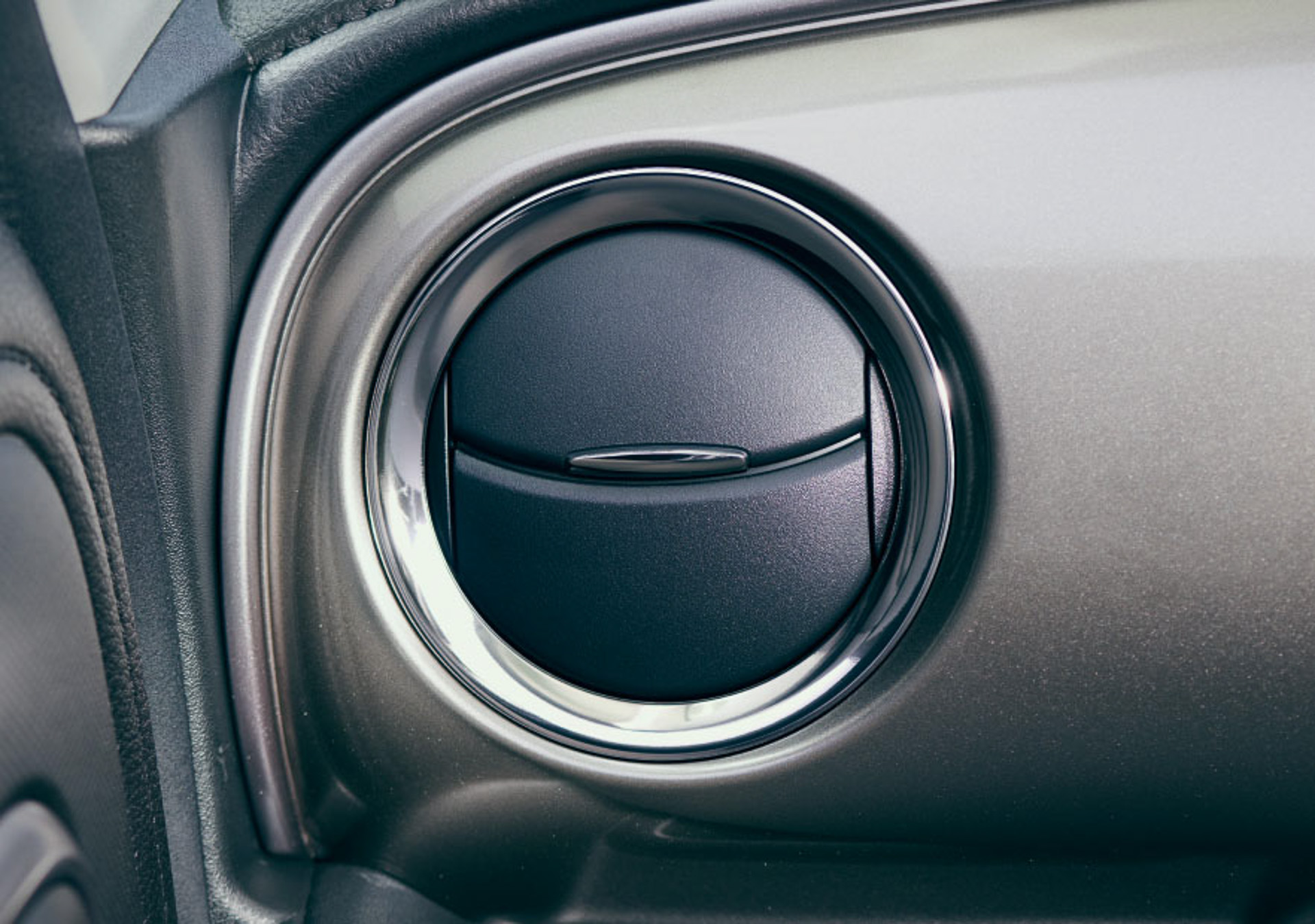 エアコンサイドルーバーガーニッシュ（ダーククロームメッキ調）