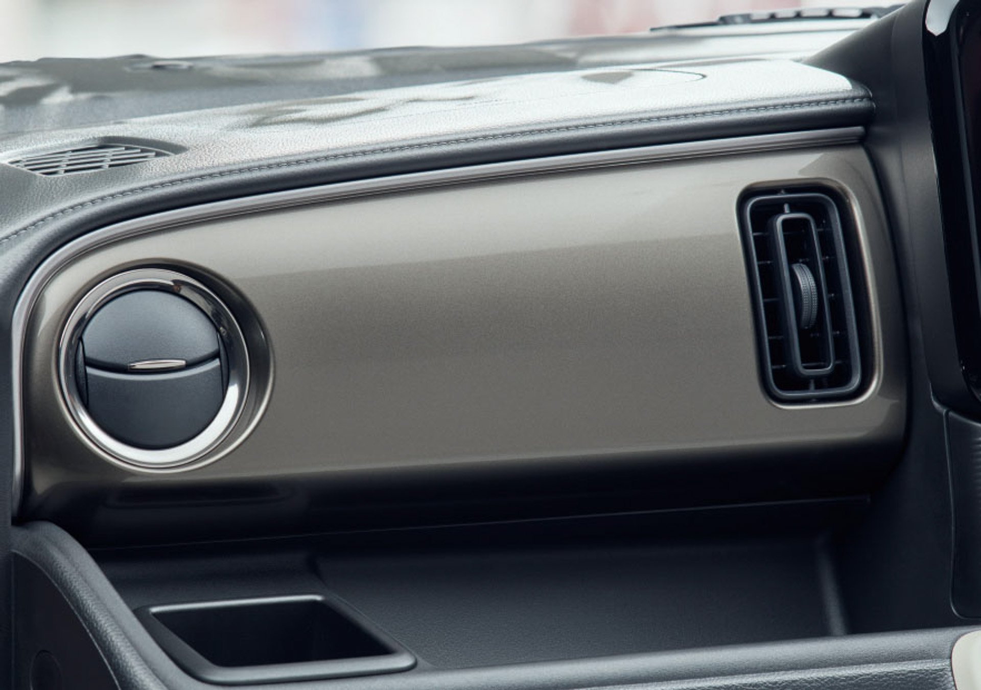 インパネカラーパネルやエアコンサイドルーバーガーニッシュなどにグレーやシルバー基調の専用色を採用