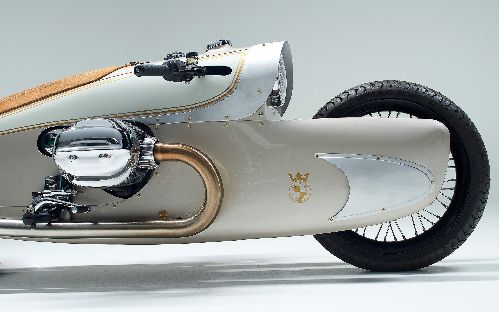 フロントサイドには王冠の乗ったBMWエンブレムが入る