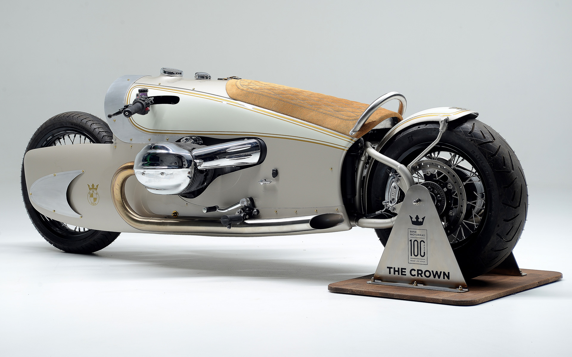 フロントサイドには王冠の乗ったBMWエンブレムが入る