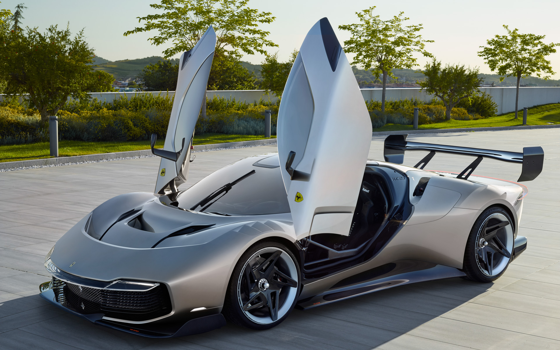 フェラーリの新作ワンオフモデル「KC23」