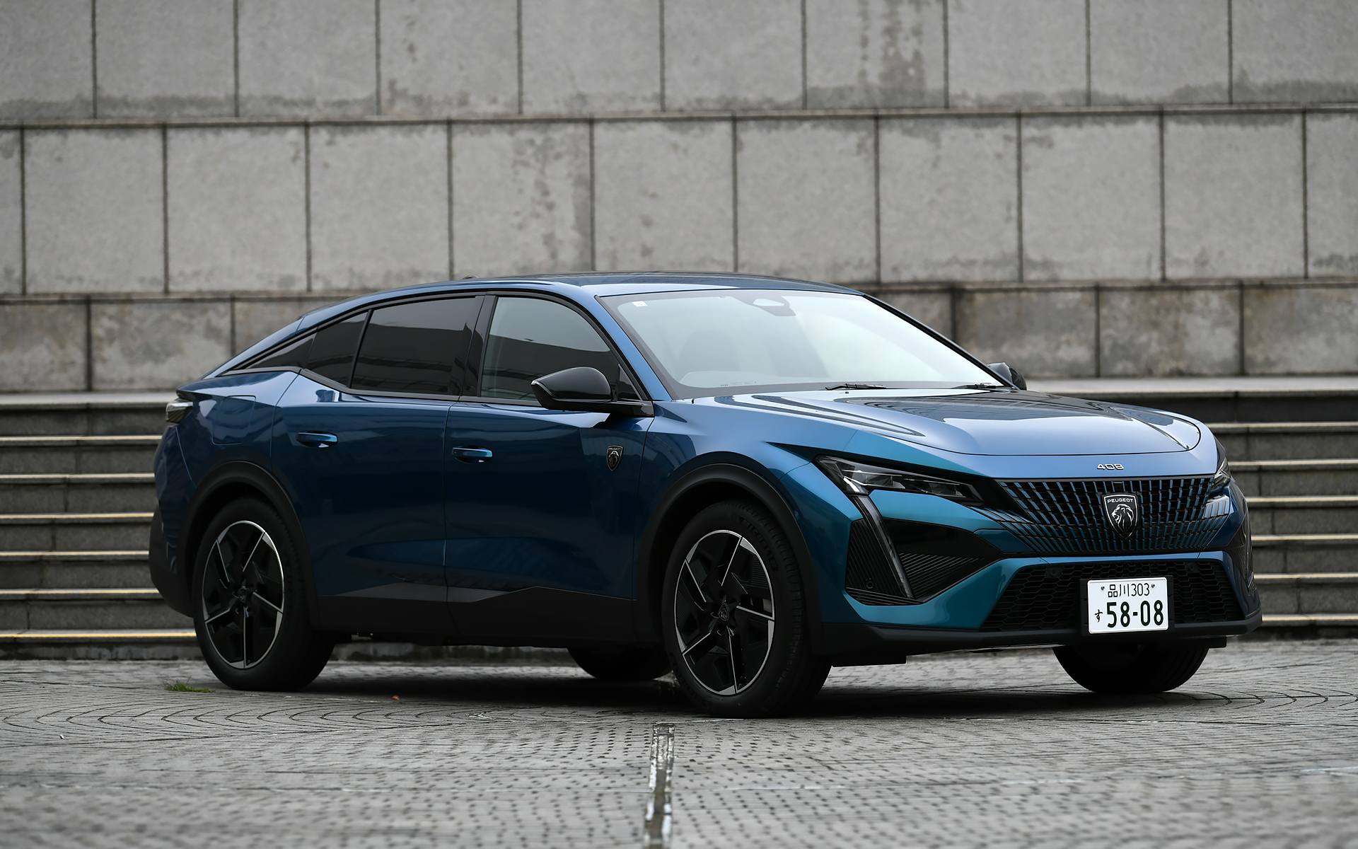 新型408 GT HYBRIDのボディサイズは4700×1850×1500mm（全長×全幅×全高）、ホイールベースは2790mm。車両重量は1740kg。撮影車のボディカラーはオブセッション・ブルー