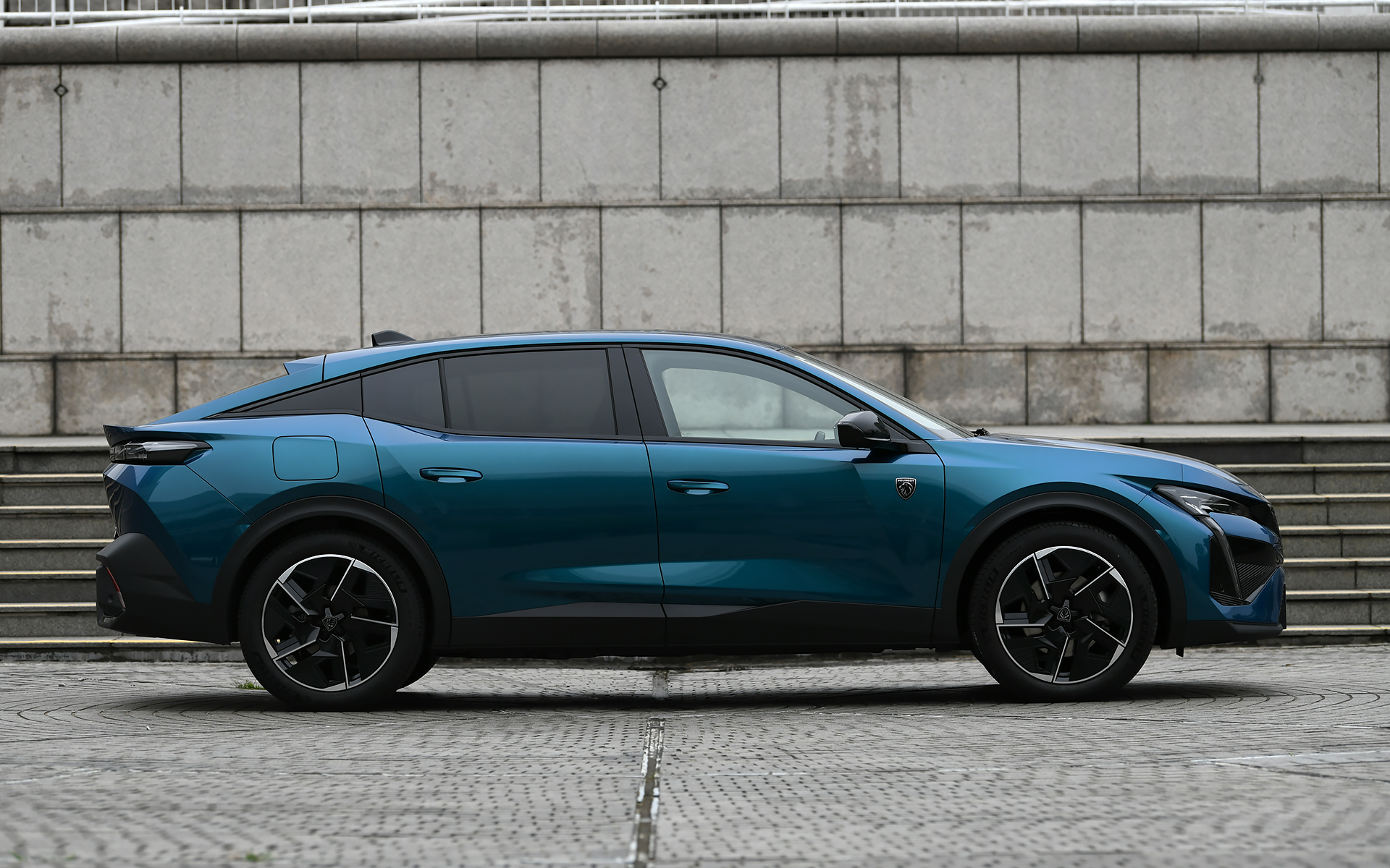 新型408 GT HYBRIDのボディサイズは4700×1850×1500mm（全長×全幅×全高）、ホイールベースは2790mm。車両重量は1740kg。撮影車のボディカラーはオブセッション・ブルー