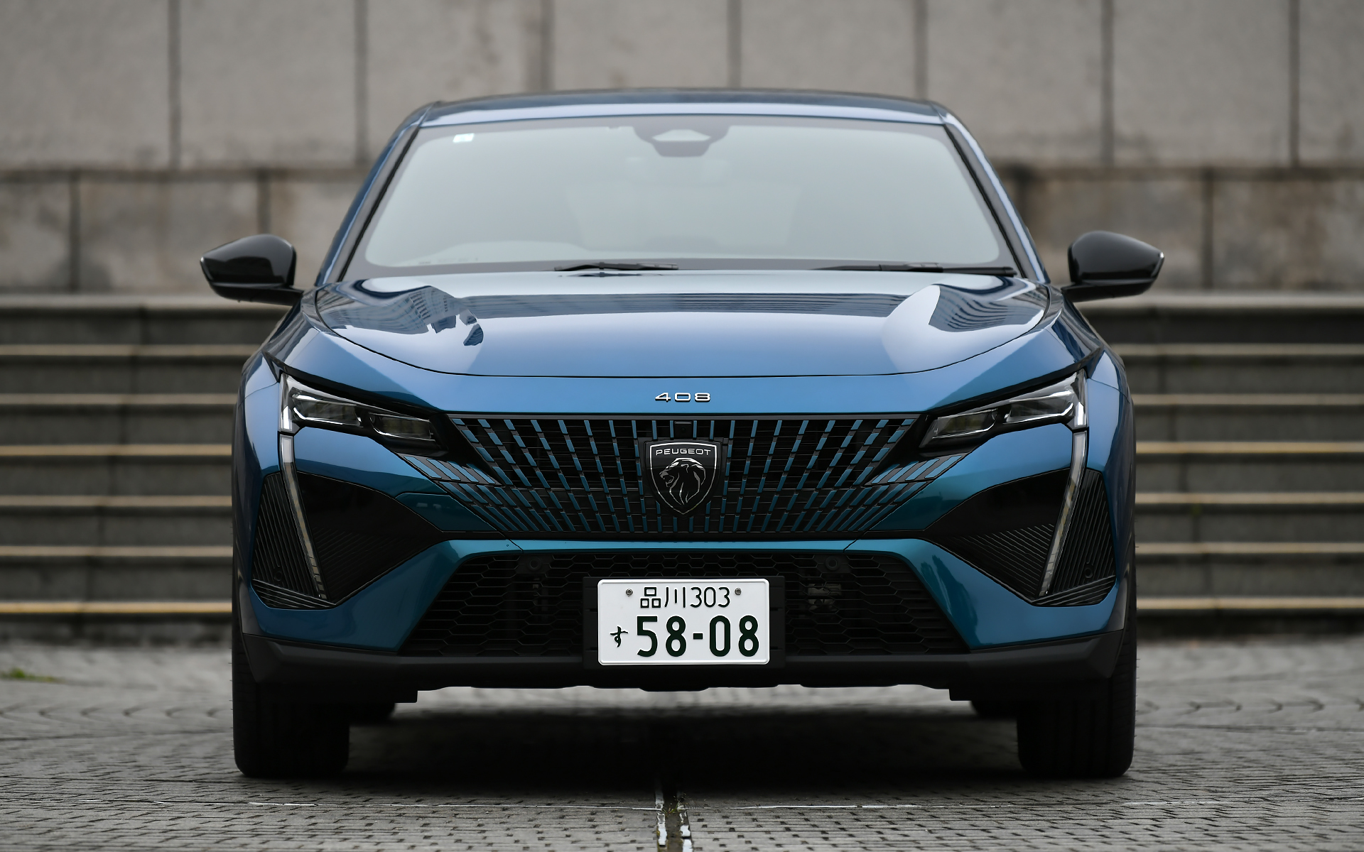 新型408 GT HYBRIDのボディサイズは4700×1850×1500mm（全長×全幅×全高）、ホイールベースは2790mm。車両重量は1740kg。撮影車のボディカラーはオブセッション・ブルー