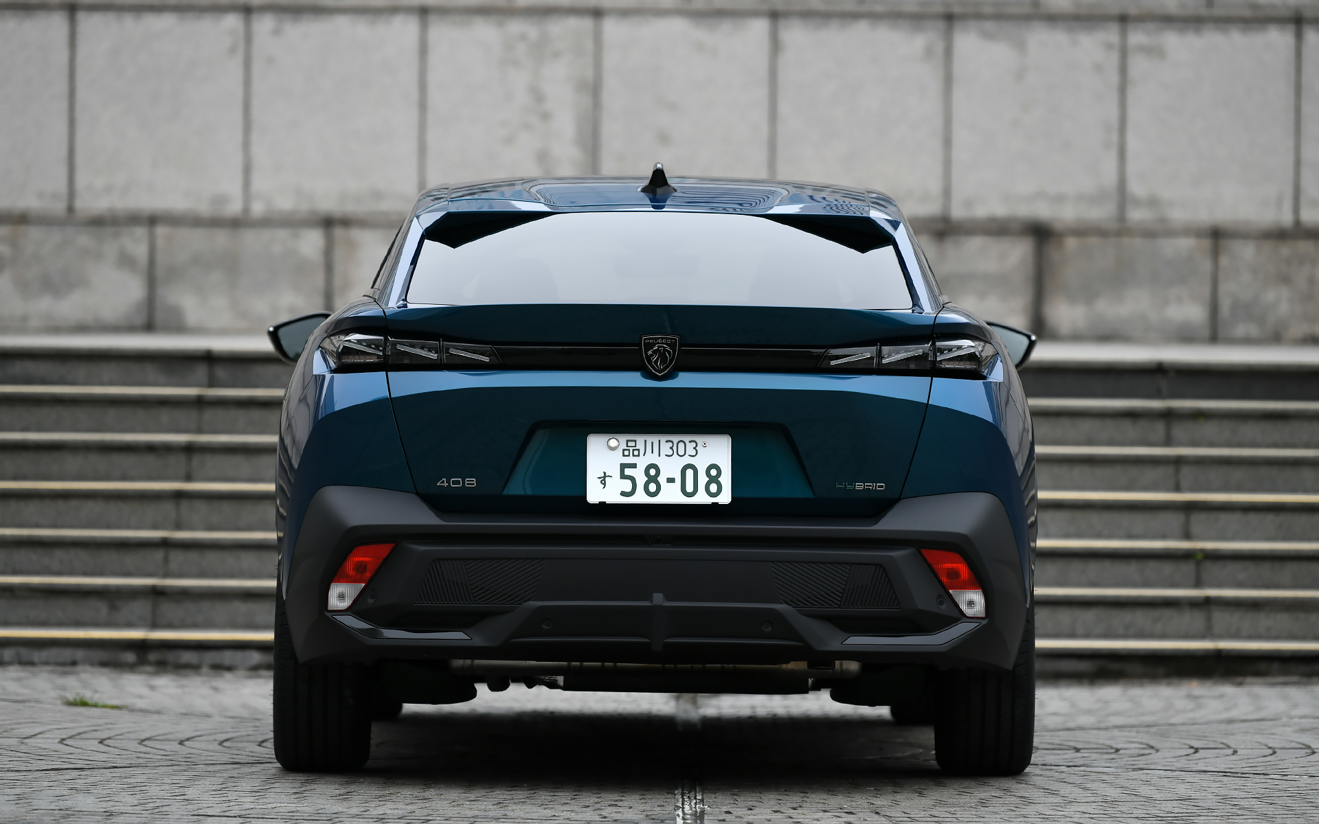 新型408 GT HYBRIDのボディサイズは4700×1850×1500mm（全長×全幅×全高）、ホイールベースは2790mm。車両重量は1740kg。撮影車のボディカラーはオブセッション・ブルー