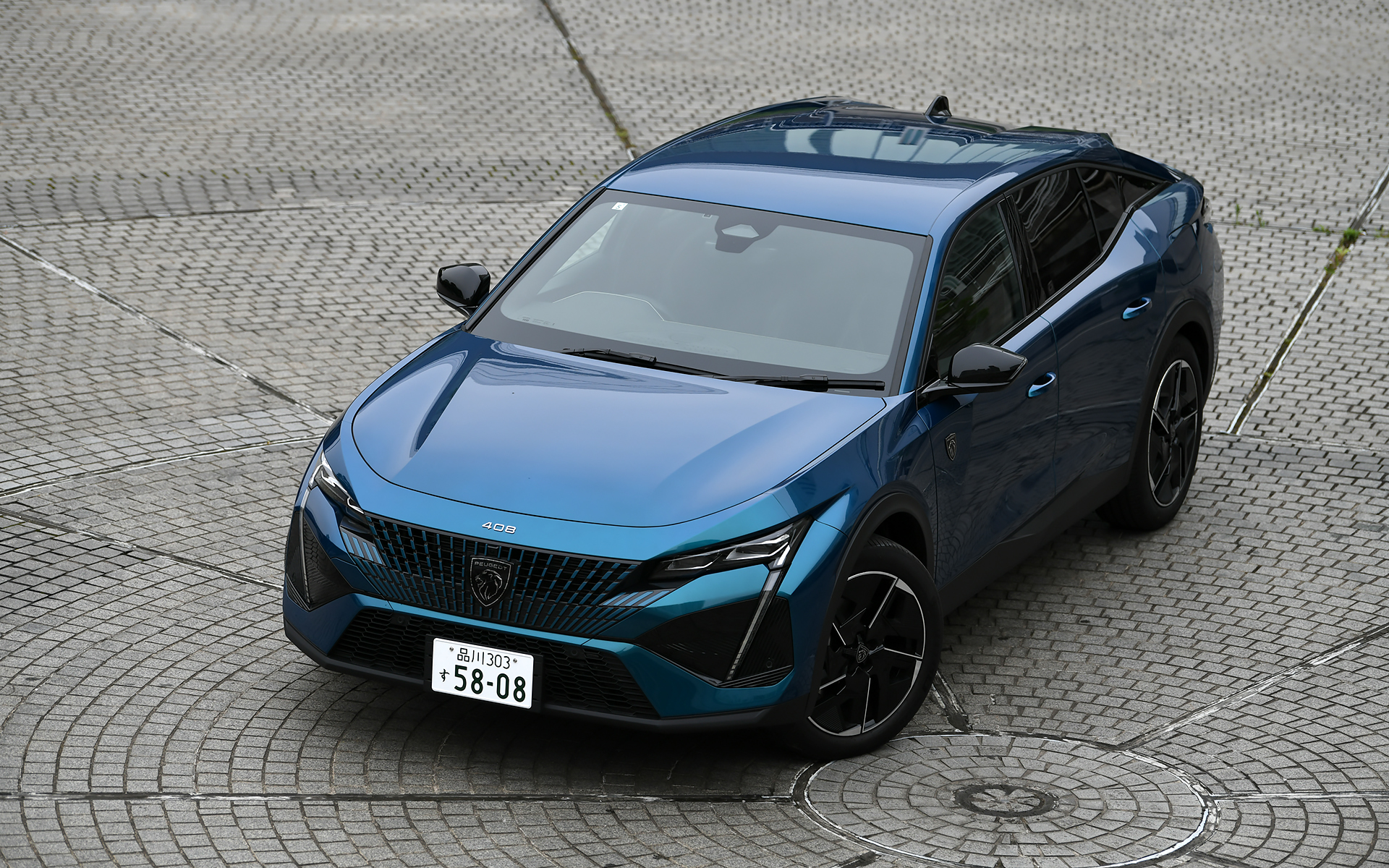 ファストバックとクロスオーバーを融合させた流麗なスタイリングで、セダンとステーションワゴン、SUVの特性を兼ね備え、プジョーが一番新しく、美しいと考えているというデザインをまとうモデル。フロントウィンドウの絶妙な傾斜、ルーフラインからリア方向へと伸びやかに続く流線形で、速さとしなやかさを視覚的に表現。ルーフにまでプレスラインが入れられており、光の反射によって色彩が微妙に変化する