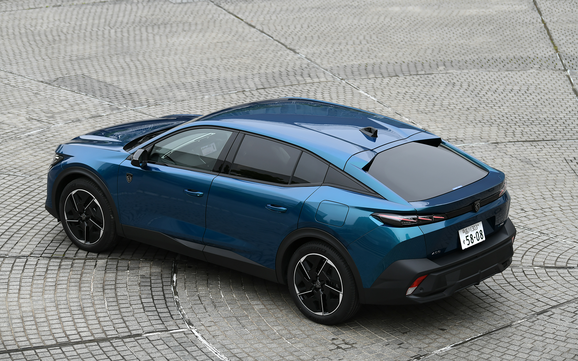 ファストバックとクロスオーバーを融合させた流麗なスタイリングで、セダンとステーションワゴン、SUVの特性を兼ね備え、プジョーが一番新しく、美しいと考えているというデザインをまとうモデル。フロントウィンドウの絶妙な傾斜、ルーフラインからリア方向へと伸びやかに続く流線形で、速さとしなやかさを視覚的に表現。ルーフにまでプレスラインが入れられており、光の反射によって色彩が微妙に変化する