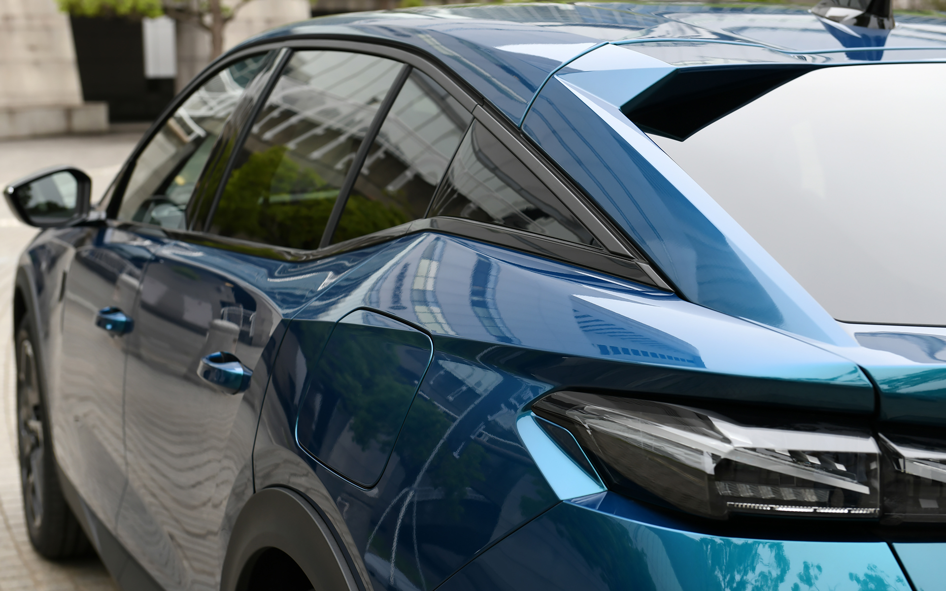 ファストバックとクロスオーバーを融合させた流麗なスタイリングで、セダンとステーションワゴン、SUVの特性を兼ね備え、プジョーが一番新しく、美しいと考えているというデザインをまとうモデル。フロントウィンドウの絶妙な傾斜、ルーフラインからリア方向へと伸びやかに続く流線形で、速さとしなやかさを視覚的に表現。ルーフにまでプレスラインが入れられており、光の反射によって色彩が微妙に変化する