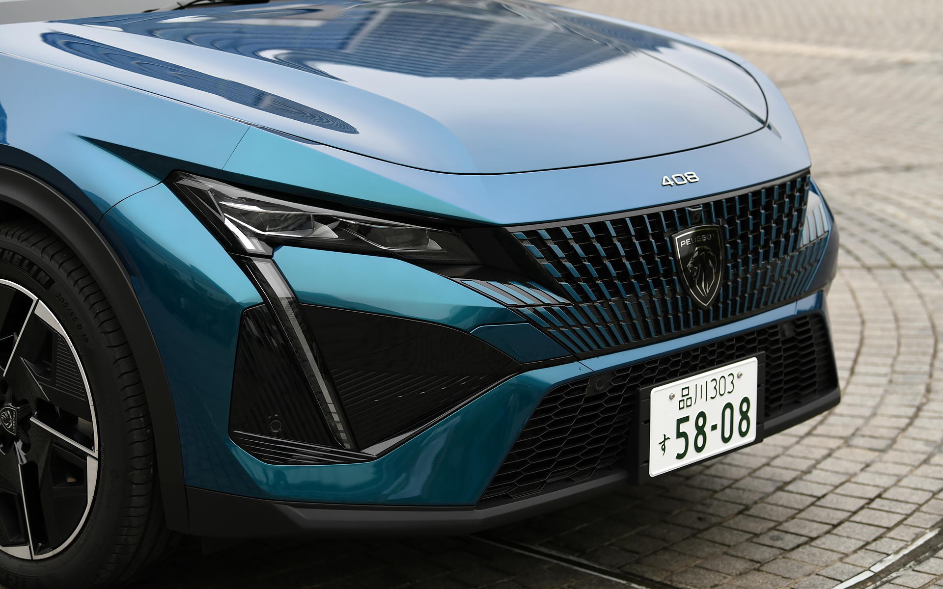 センターにライオンエンブレムを配置し、ボディ同色グリッドデザイン採用した大型フレームレスグリルを装着。走行状況に応じて自動で照射をコントロールする薄型マトリックスLEDヘッドライト、プジョーのアイデンティティとも言えるライオンの牙をモチーフにしたLEDデイタイムランニングライト、リアのライオンの爪をイメージした鋭い3本LEDランプがプジョーらしい世界観を創出している。足下には19インチの造形的な大径アロイホイールを装備し、ライオンの力強さを演出する