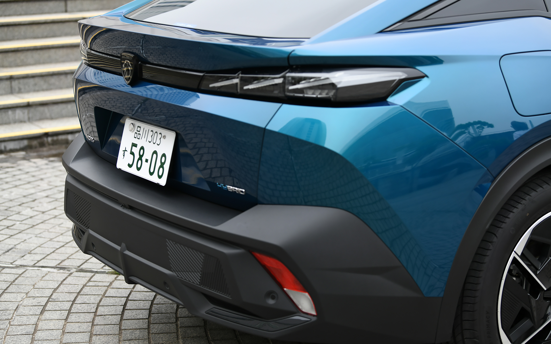 センターにライオンエンブレムを配置し、ボディ同色グリッドデザイン採用した大型フレームレスグリルを装着。走行状況に応じて自動で照射をコントロールする薄型マトリックスLEDヘッドライト、プジョーのアイデンティティとも言えるライオンの牙をモチーフにしたLEDデイタイムランニングライト、リアのライオンの爪をイメージした鋭い3本LEDランプがプジョーらしい世界観を創出している。足下には19インチの造形的な大径アロイホイールを装備し、ライオンの力強さを演出する