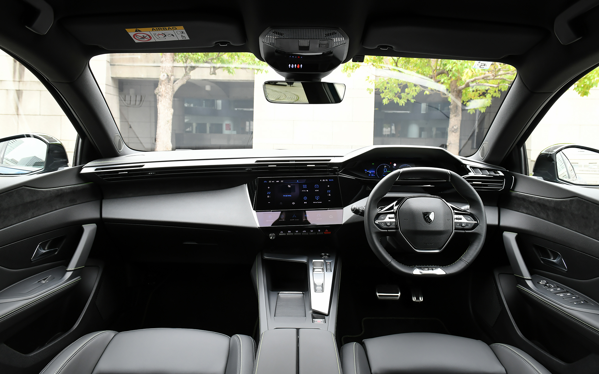 ブラックを基調としたシックなインテリア。軽快なハンドリングを実現する小径ステアリングや、さまざまなドライビング情報を統合して表示し、スマートフォンのような操作を可能にする10インチタッチスクリーンなど、ドライバーを取り囲むセンターコンソールと一体化したレイアウトの「Peugeot i-Cockpit」、先進運転支援システムおよび、最新のインフォテイメントシステム「Peugeot i-Connect」を搭載し、10インチタッチスクリーン下部にはデジタルショートカット機能「i-Toggle」を組み合わせている。視線移動を最小限に抑えるように配置されたデジタルヘッドアップインストルメントパネルは、3D表示に対応した