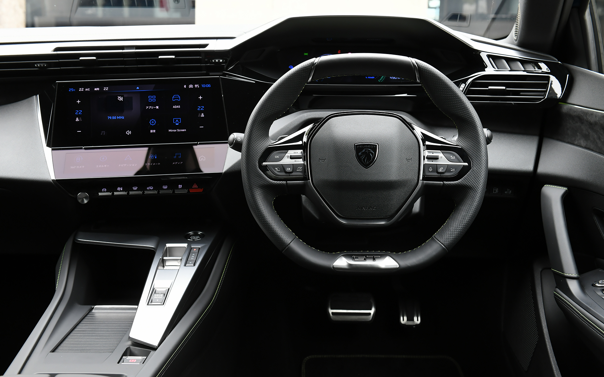 ブラックを基調としたシックなインテリア。軽快なハンドリングを実現する小径ステアリングや、さまざまなドライビング情報を統合して表示し、スマートフォンのような操作を可能にする10インチタッチスクリーンなど、ドライバーを取り囲むセンターコンソールと一体化したレイアウトの「Peugeot i-Cockpit」、先進運転支援システムおよび、最新のインフォテイメントシステム「Peugeot i-Connect」を搭載し、10インチタッチスクリーン下部にはデジタルショートカット機能「i-Toggle」を組み合わせている。視線移動を最小限に抑えるように配置されたデジタルヘッドアップインストルメントパネルは、3D表示に対応した