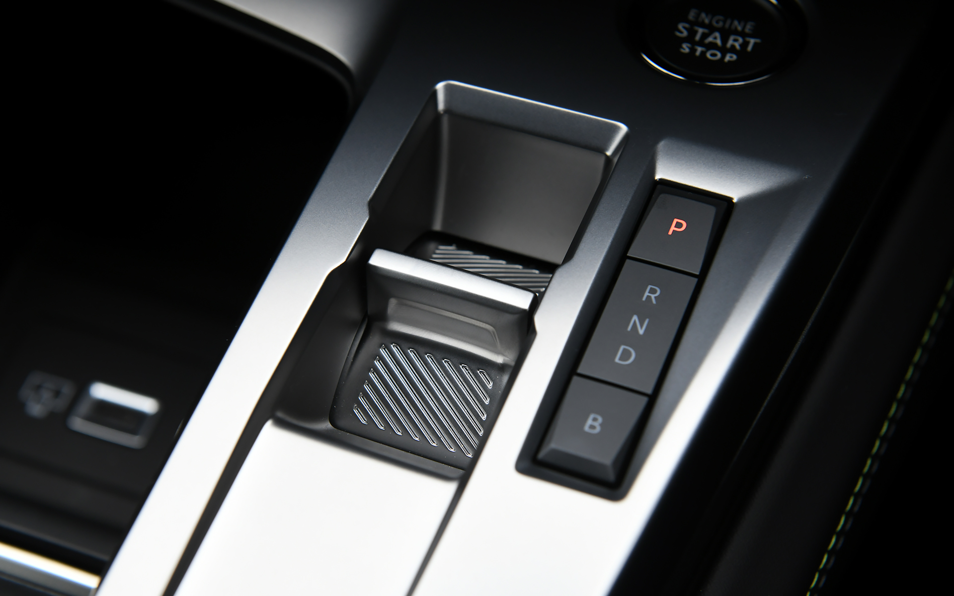 ブラックを基調としたシックなインテリア。軽快なハンドリングを実現する小径ステアリングや、さまざまなドライビング情報を統合して表示し、スマートフォンのような操作を可能にする10インチタッチスクリーンなど、ドライバーを取り囲むセンターコンソールと一体化したレイアウトの「Peugeot i-Cockpit」、先進運転支援システムおよび、最新のインフォテイメントシステム「Peugeot i-Connect」を搭載し、10インチタッチスクリーン下部にはデジタルショートカット機能「i-Toggle」を組み合わせている。視線移動を最小限に抑えるように配置されたデジタルヘッドアップインストルメントパネルは、3D表示に対応した