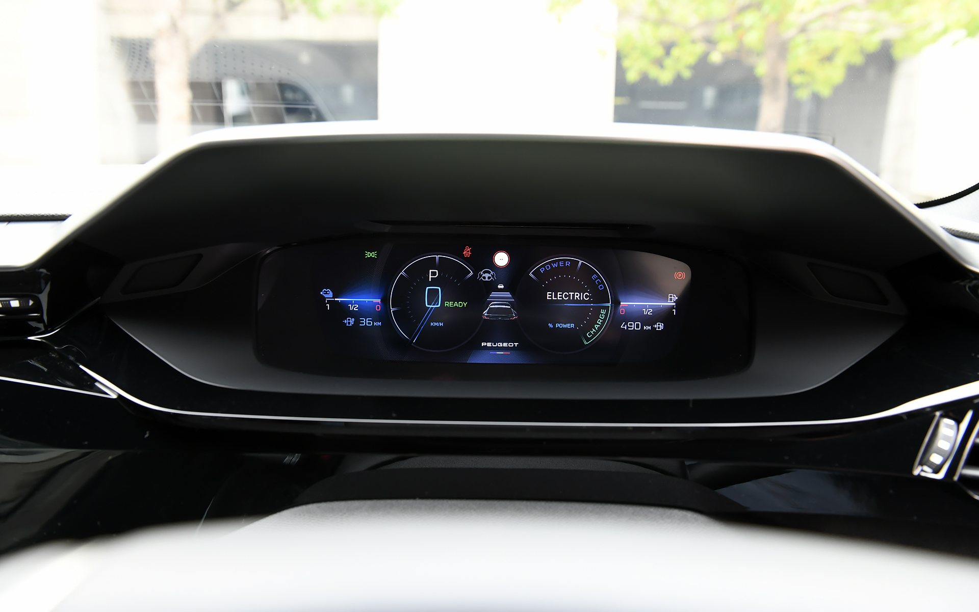 ブラックを基調としたシックなインテリア。軽快なハンドリングを実現する小径ステアリングや、さまざまなドライビング情報を統合して表示し、スマートフォンのような操作を可能にする10インチタッチスクリーンなど、ドライバーを取り囲むセンターコンソールと一体化したレイアウトの「Peugeot i-Cockpit」、先進運転支援システムおよび、最新のインフォテイメントシステム「Peugeot i-Connect」を搭載し、10インチタッチスクリーン下部にはデジタルショートカット機能「i-Toggle」を組み合わせている。視線移動を最小限に抑えるように配置されたデジタルヘッドアップインストルメントパネルは、3D表示に対応した