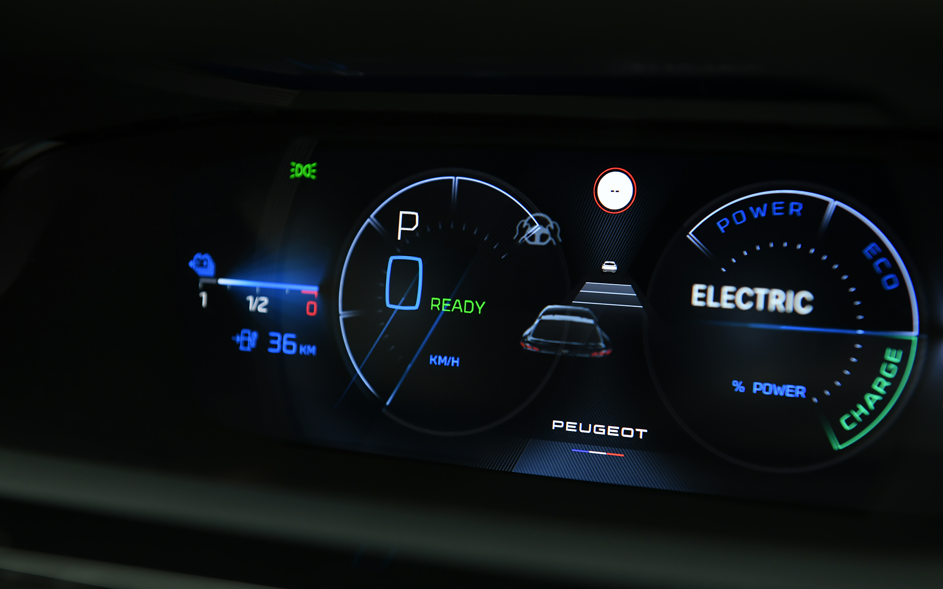 ブラックを基調としたシックなインテリア。軽快なハンドリングを実現する小径ステアリングや、さまざまなドライビング情報を統合して表示し、スマートフォンのような操作を可能にする10インチタッチスクリーンなど、ドライバーを取り囲むセンターコンソールと一体化したレイアウトの「Peugeot i-Cockpit」、先進運転支援システムおよび、最新のインフォテイメントシステム「Peugeot i-Connect」を搭載し、10インチタッチスクリーン下部にはデジタルショートカット機能「i-Toggle」を組み合わせている。視線移動を最小限に抑えるように配置されたデジタルヘッドアップインストルメントパネルは、3D表示に対応した