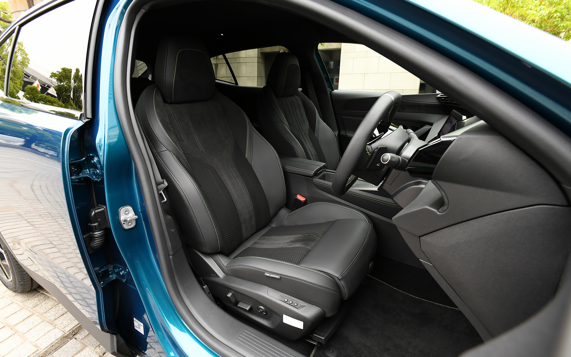 テップレザーとアルカンターラを組み合わせ、ライトグリーンのステッチが施されたシートは、ホールド性と快適な座り心地を両立。リアのニースペースは約188mmと、大人がゆったりとくつろげる空間を確保している