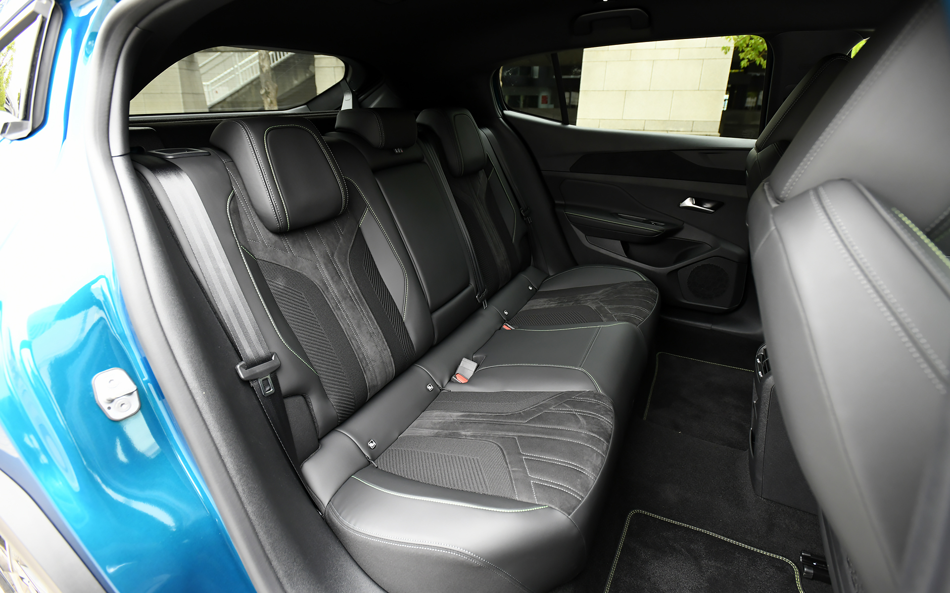 テップレザーとアルカンターラを組み合わせ、ライトグリーンのステッチが施されたシートは、ホールド性と快適な座り心地を両立。リアのニースペースは約188mmと、大人がゆったりとくつろげる空間を確保している