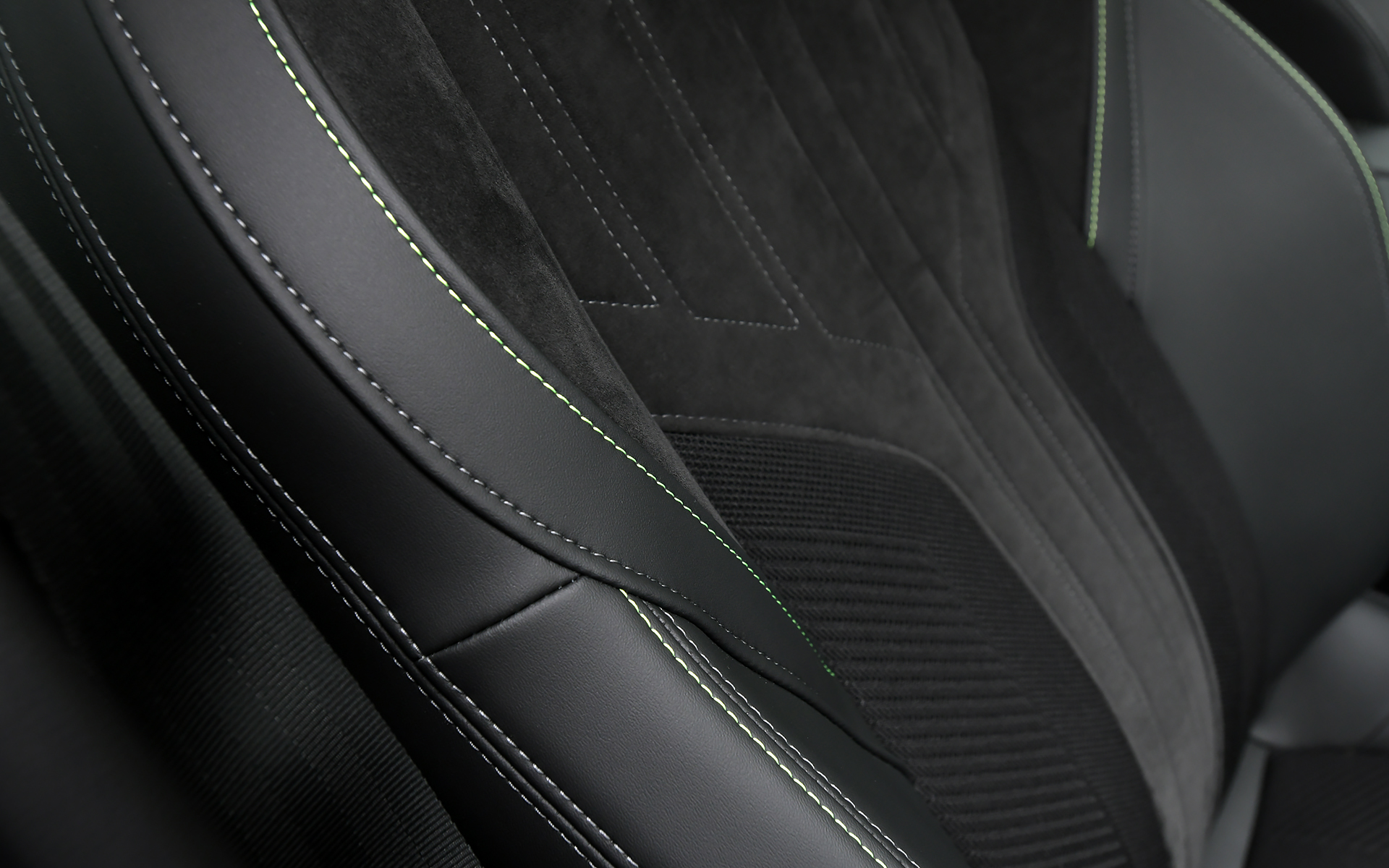 テップレザーとアルカンターラを組み合わせ、ライトグリーンのステッチが施されたシートは、ホールド性と快適な座り心地を両立。リアのニースペースは約188mmと、大人がゆったりとくつろげる空間を確保している