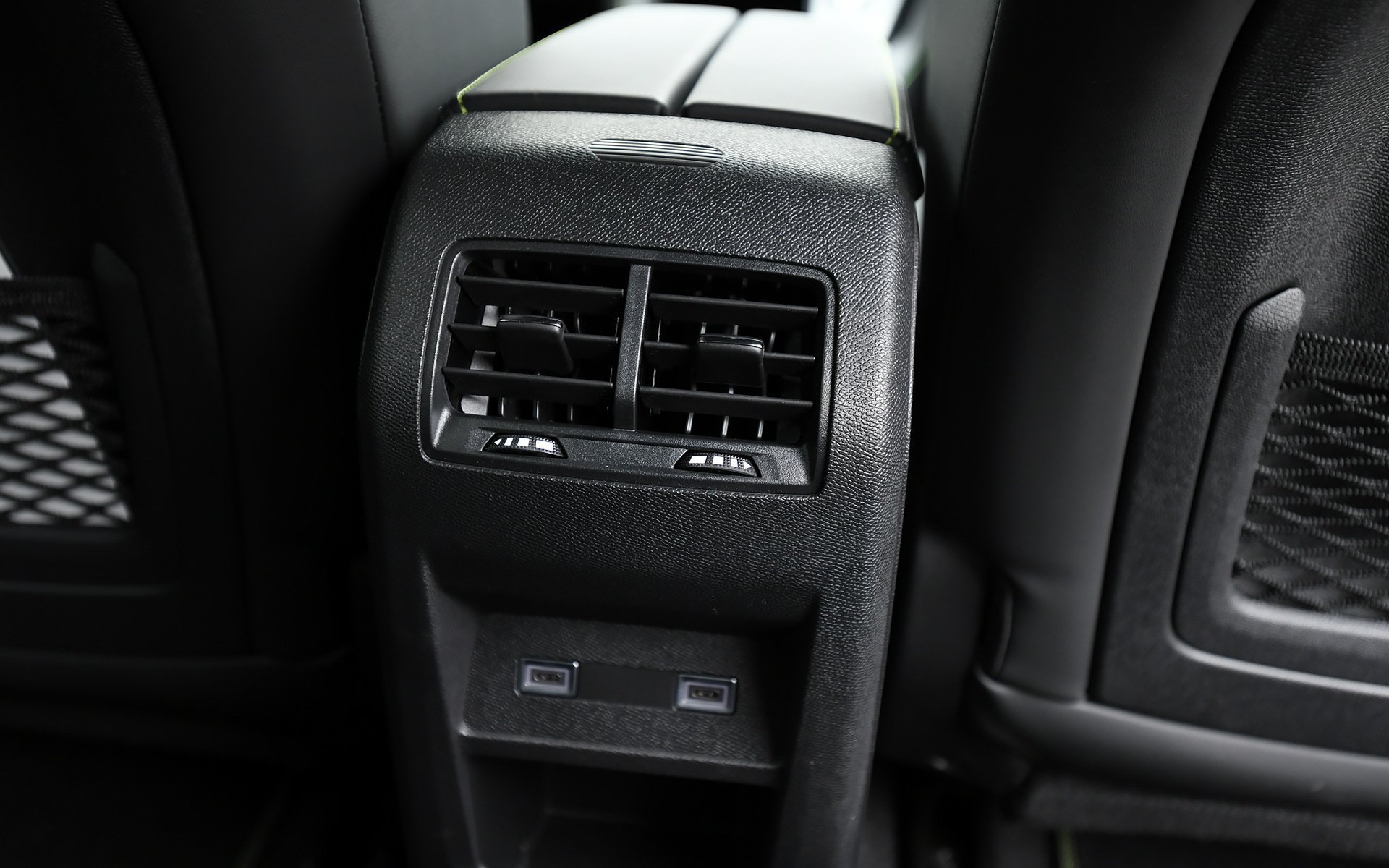 テップレザーとアルカンターラを組み合わせ、ライトグリーンのステッチが施されたシートは、ホールド性と快適な座り心地を両立。リアのニースペースは約188mmと、大人がゆったりとくつろげる空間を確保している