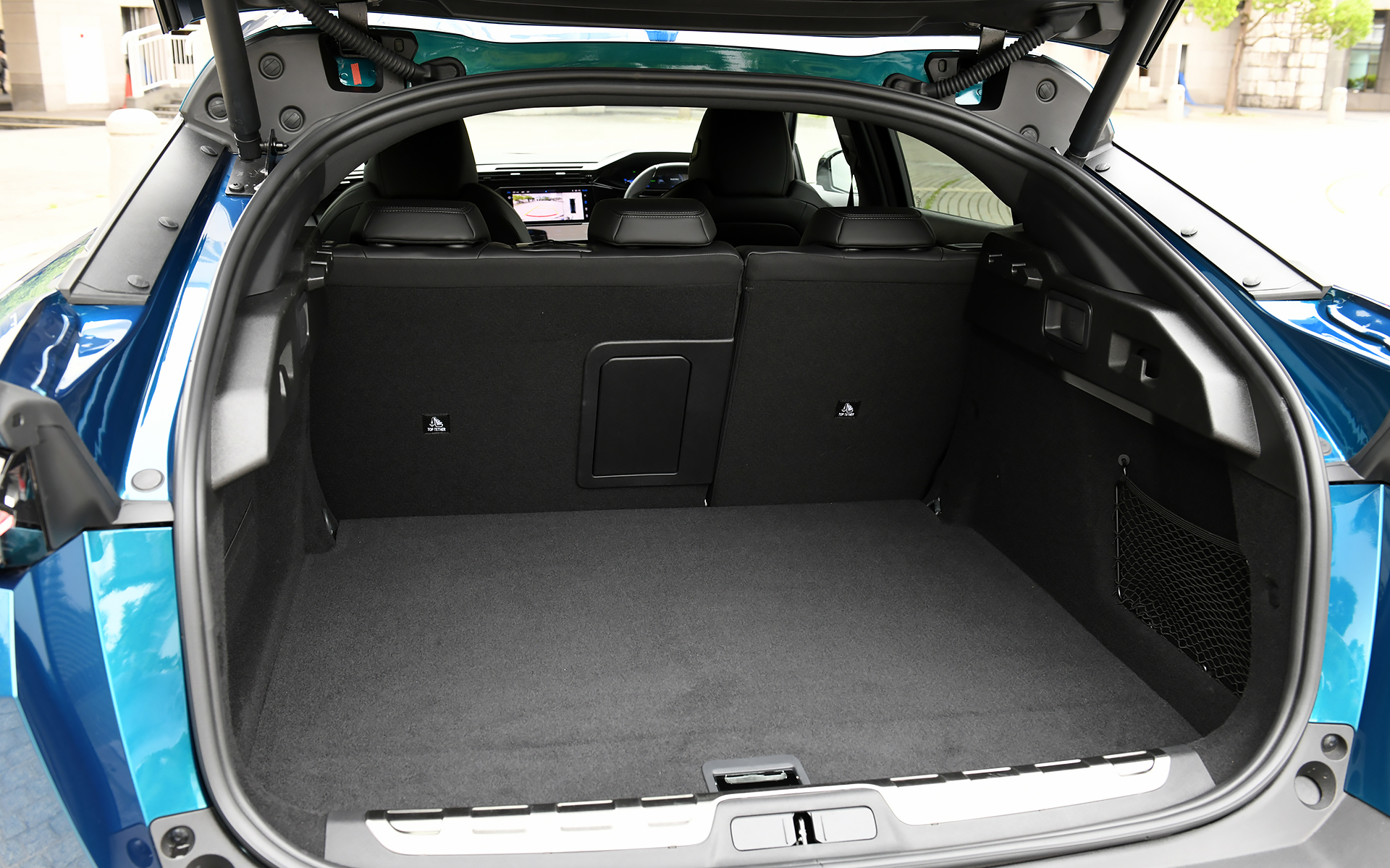 408 GT HYBRIDのラゲッジ容量は5名乗車時で471L、6：4分割可倒式のリアシートバックを倒すと1545Lまで拡大できる。さらに、ハンズフリー電動テールゲートも標準装備される