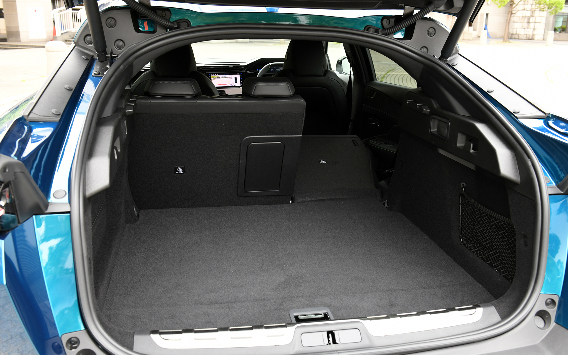 408 GT HYBRIDのラゲッジ容量は5名乗車時で471L、6：4分割可倒式のリアシートバックを倒すと1545Lまで拡大できる。さらに、ハンズフリー電動テールゲートも標準装備される