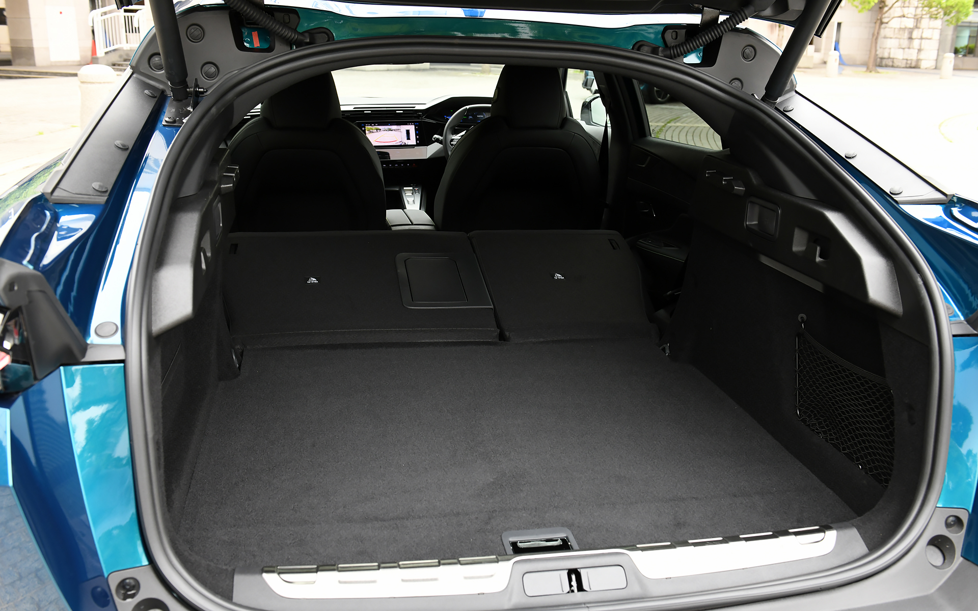 408 GT HYBRIDのラゲッジ容量は5名乗車時で471L、6：4分割可倒式のリアシートバックを倒すと1545Lまで拡大できる。さらに、ハンズフリー電動テールゲートも標準装備される