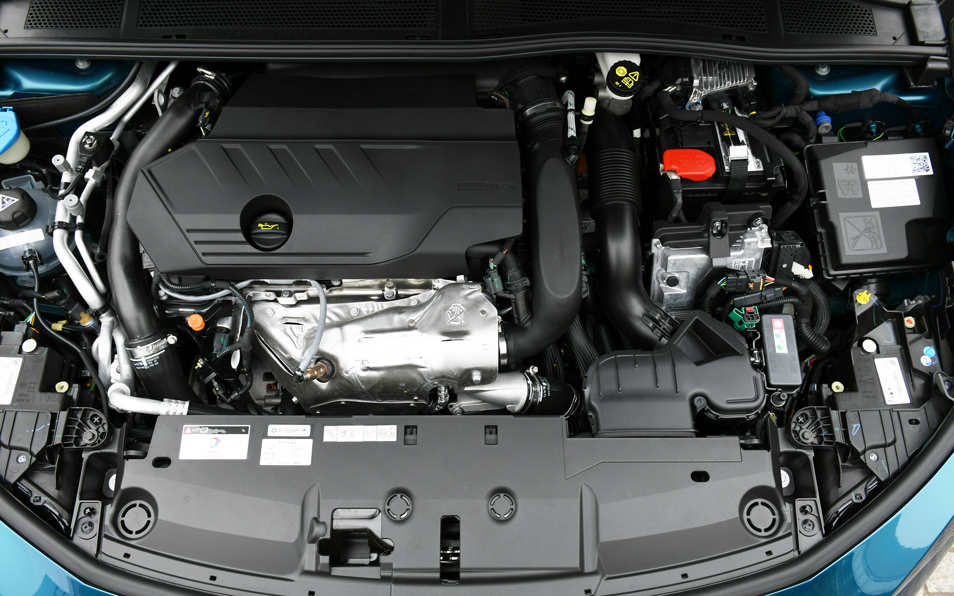 プラグインハイブリッドモデルの408 GT HYBRIDは、最高出力132kW（180PS）/6000rpm、最大トルク250Nm/1750rpmを発生する直列4気筒DOHC 1.6リッターターボエンジンを搭載。最高出力81kW（110PS）/2500rpm、最大トルク320Nm/500-2500rpmを発生するモーターを組み合わせ、システム合計最高出力225PS、システム合計最大トルク360Nmを発生する。トランスミッションは8速ATを採用。WLTCモードの燃費は17.1km/L、EV走行距離は66km。充電は6kWの普通充電のみに対応し、満充電までの時間は約2時間30分