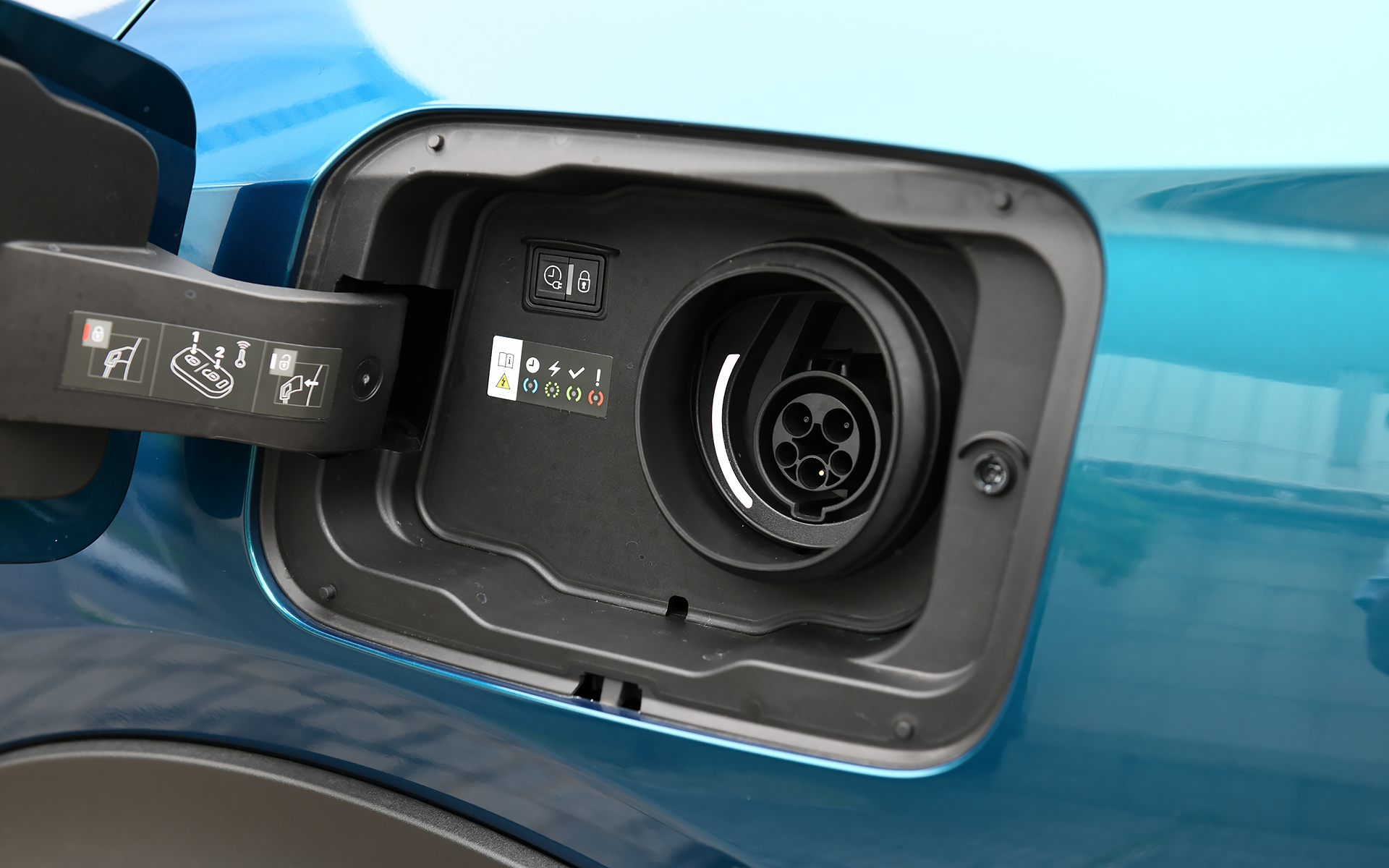 プラグインハイブリッドモデルの408 GT HYBRIDは、最高出力132kW(180PS)/6000rpm、最大トルク250Nm/1750rpmを発生する直列4気筒DOHC 1.6リッターターボエンジンを搭載。最高出力81kW(110PS)/2500rpm、最大トルク320Nm/500-2500rpmを発生するモーターを組み合わせ、システム合計最高出力225PS、システム合計最大トルク360Nmを発生する。トランスミッションは8速ATを採用。WLTCモードの燃費は17.1km/L、EV走行距離は66km。充電は6kWの普通充電のみに対応し、満充電までの時間は約2時間30分