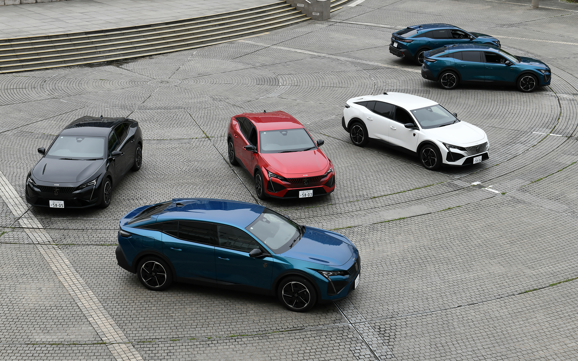 新型408のラインアップはガソリンエンジン搭載モデルが「アリュール」「GT」、プラグインハイブリッドモデルが「GT」の計3グレードを設定。価格はそれぞれ429万円、499万円、629万円。なお、408 GT HYBRIDをベースに、ブラック・ナッパレザーシート、パノラミックサンルーフ、フォーカル製HiFiオーディオを特別装備する80台限定の特別仕様車「First Edition」も用意される。価格は669万円