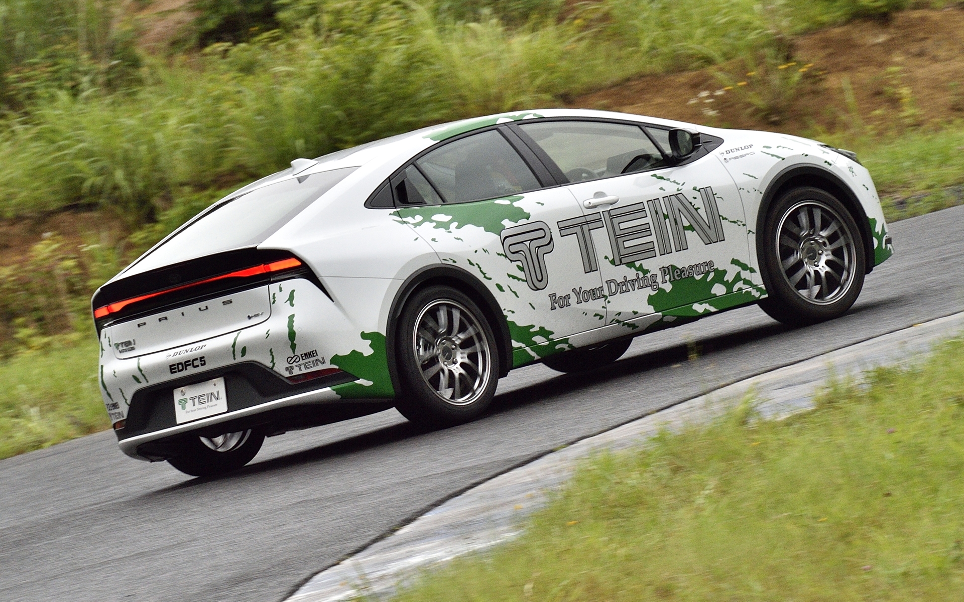 減衰力が柔らかい状態でジャーク制御を使うとクルマの動きがより明快になる