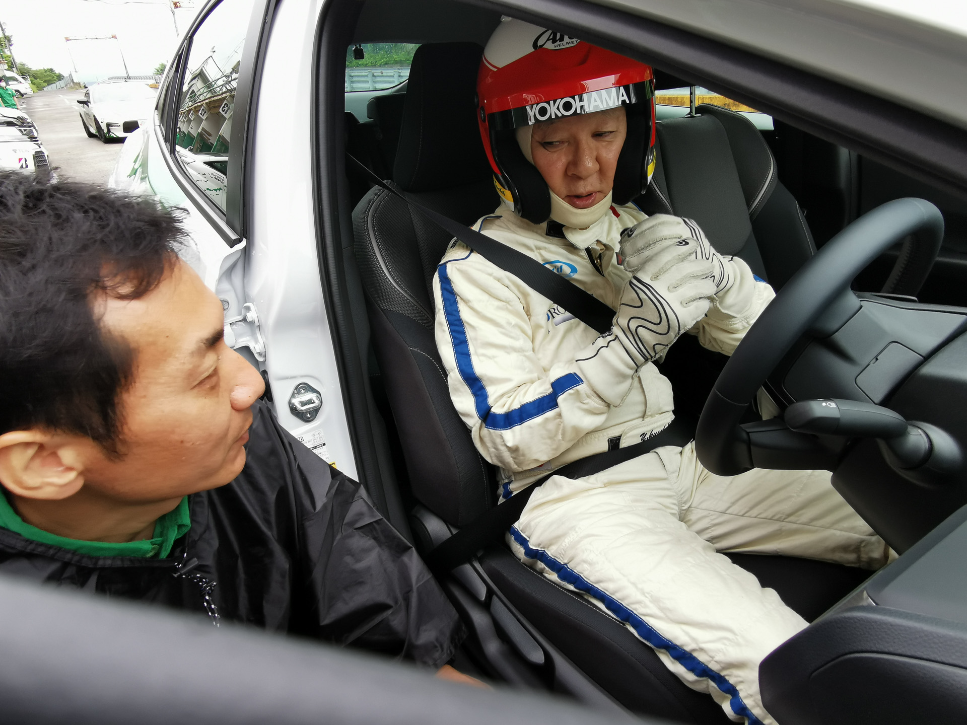 途中で何度かピットに戻り、テインのスタッフへ乗り心地やフィーリングを報告しながら試乗を続けた