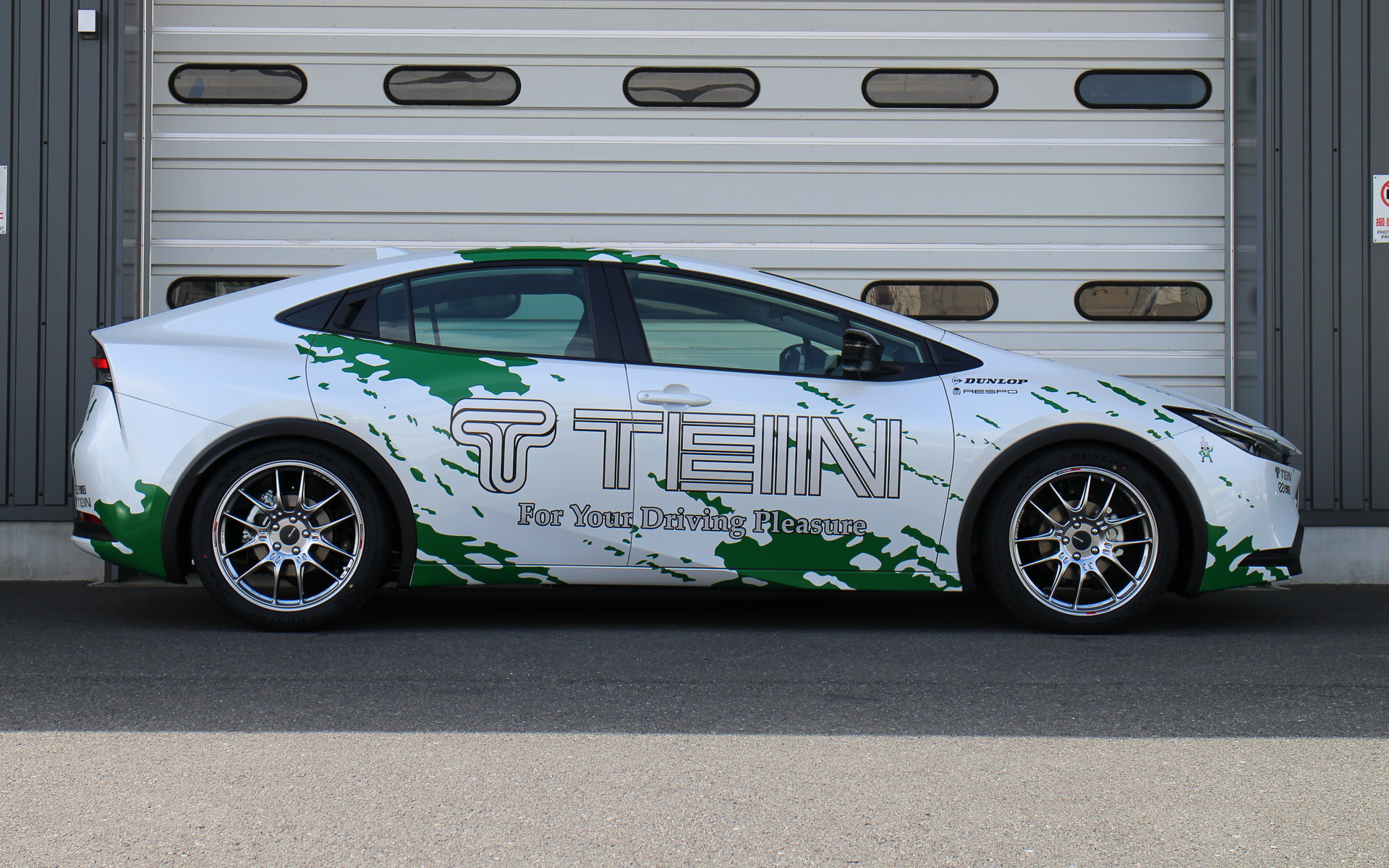 新型プリウスも車高が下がるとスポーティな雰囲気になる