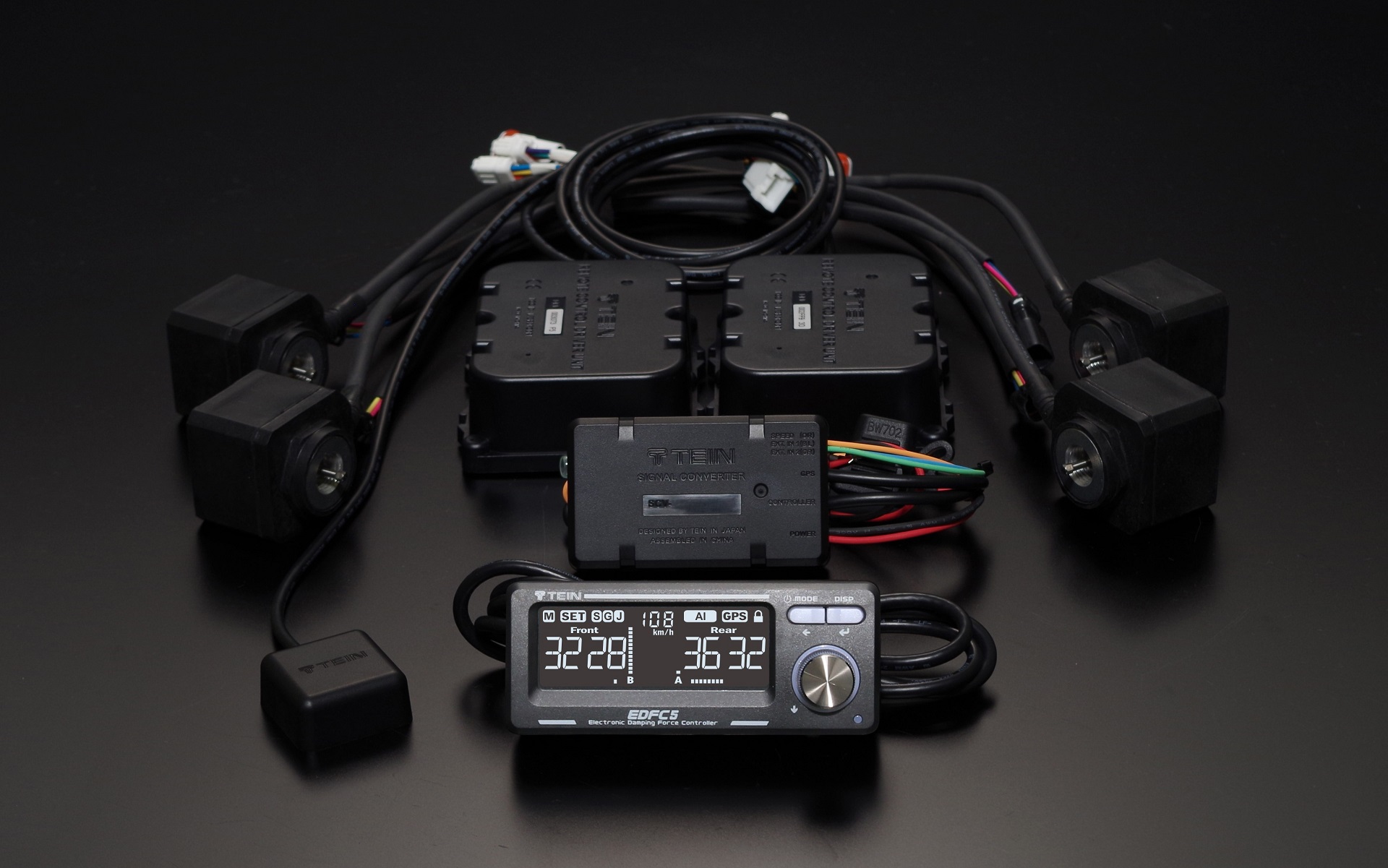 車室内からサスペンションの減衰力調整を変更できる「EDFC」の最新版となる「EDFC5」。使用するにはテイン製サスペンションの装着が前提となる。GPSキットはオプション。1台分の価格は10万5050円