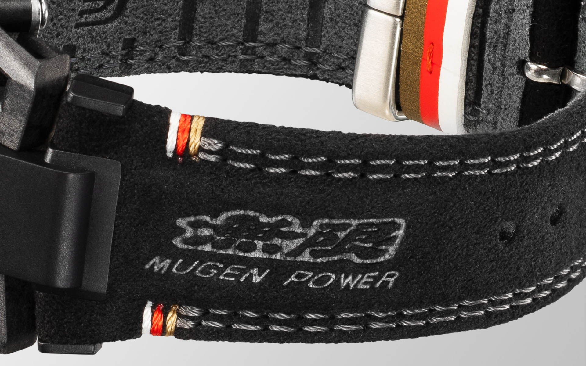 アルカンターラを用いたバンド。「MUGEN POWER」ロゴと、「眼力（アイコマンダー）」の型押しが施される