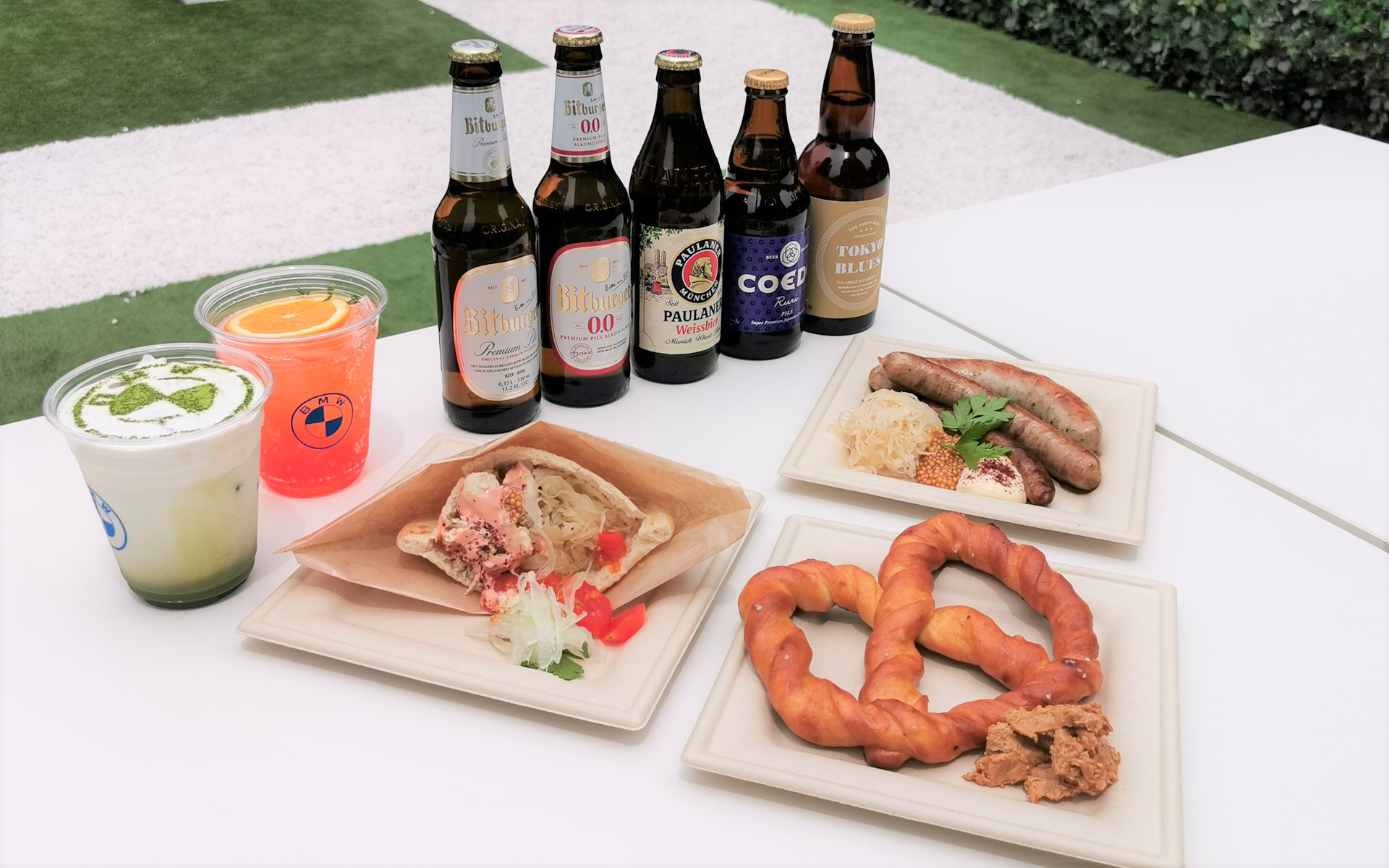 ドイツと日本のクラフトビールやラテ、ソーセージの盛り合わせ、味噌バターディップ付きのプレッツェル、チキンピタサンドウィッチなど、ドイツと日本の両方を感じられるメニューが用意されている