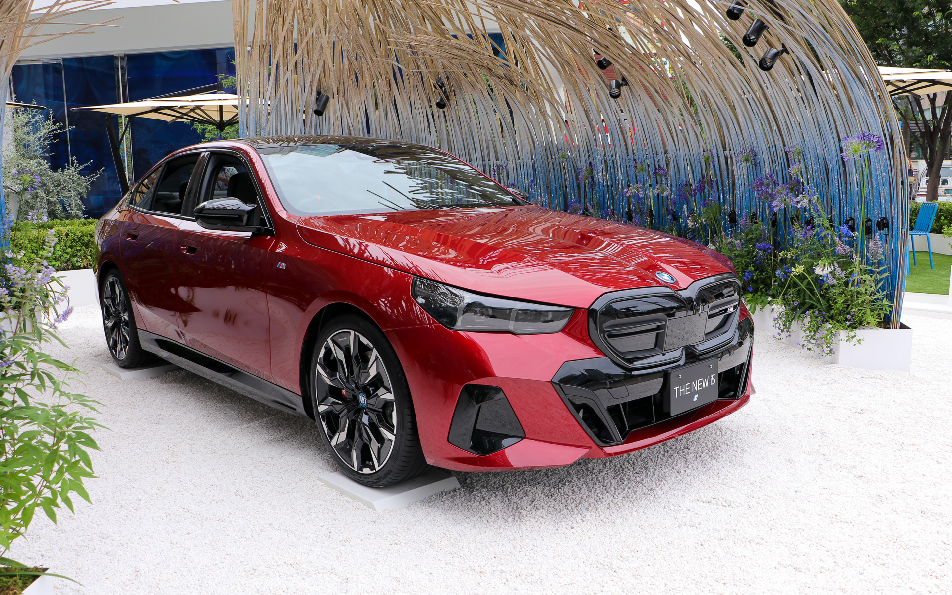 日本初展示となった新型5シリーズのバッテリEVモデル「i5」の最上位グレード「i5 M60 xDrive」。価格は1548万円