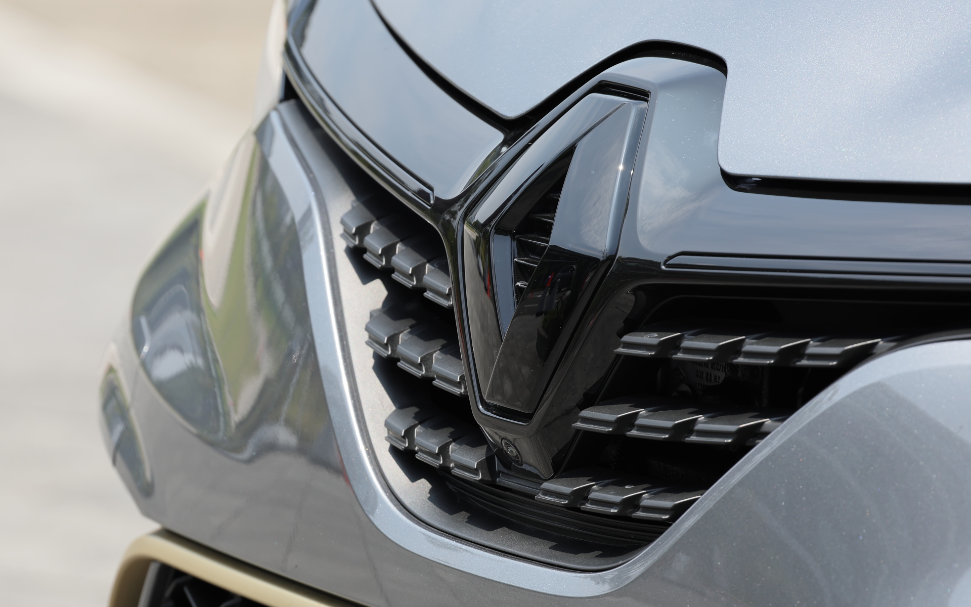 ルーテシア E-TECH エンジニアード（379万円）。WLTCモード燃費は輸入車全体でNo.1となる25.2km/L。ブリリアントブラックのエンブレムやフロントグリルガーニッシュ、ウォームチタニウムカラーのF1ブレード、リアバンパーフィニッシャーを装着し、先進的でスポーティな印象を付与