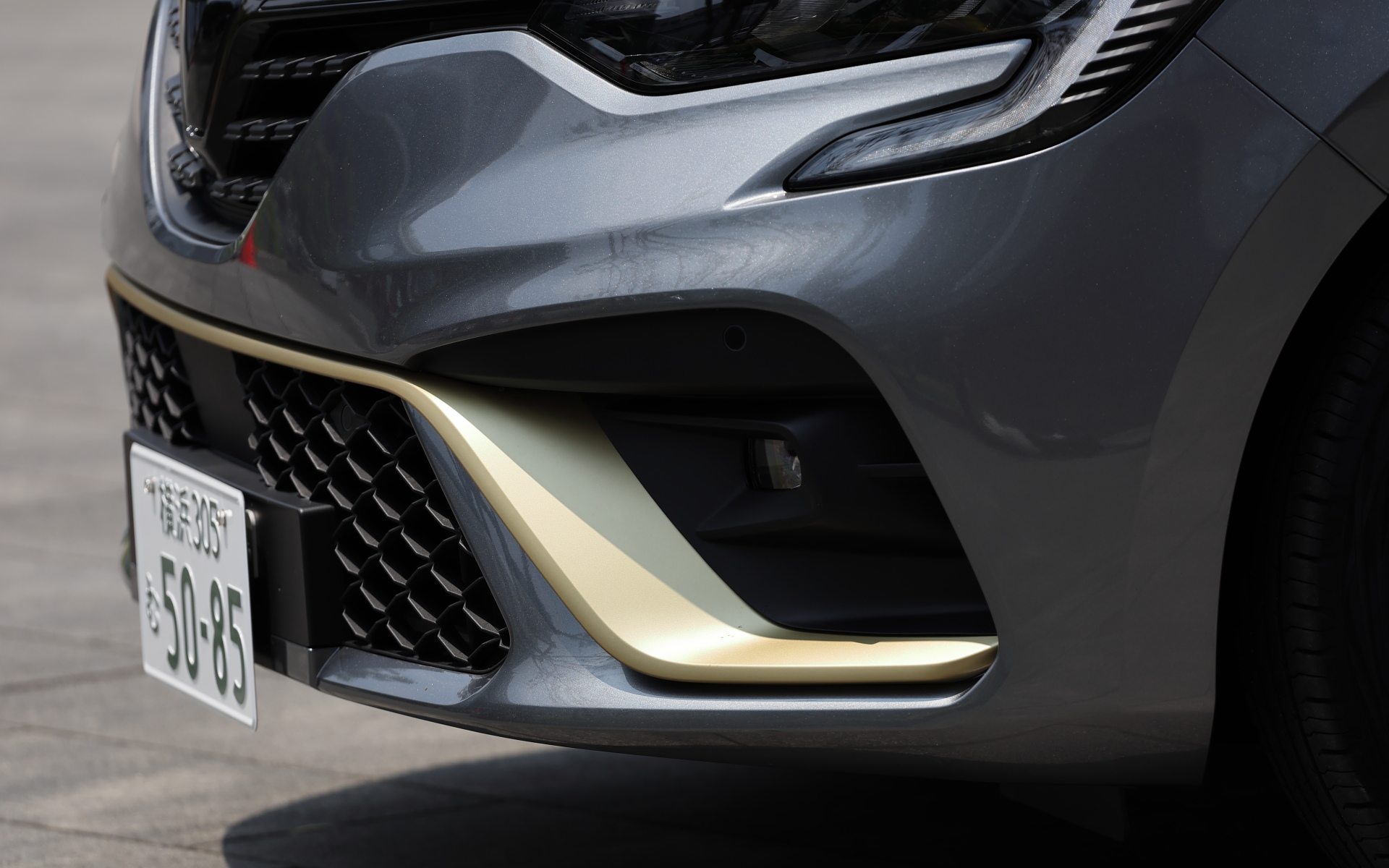 ルーテシア E-TECH エンジニアード（379万円）。WLTCモード燃費は輸入車全体でNo.1となる25.2km/L。ブリリアントブラックのエンブレムやフロントグリルガーニッシュ、ウォームチタニウムカラーのF1ブレード、リアバンパーフィニッシャーを装着し、先進的でスポーティな印象を付与