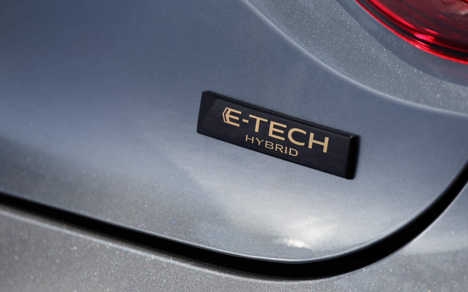 ルーテシア E-TECH エンジニアード（379万円）。WLTCモード燃費は輸入車全体でNo.1となる25.2km/L。ブリリアントブラックのエンブレムやフロントグリルガーニッシュ、ウォームチタニウムカラーのF1ブレード、リアバンパーフィニッシャーを装着し、先進的でスポーティな印象を付与