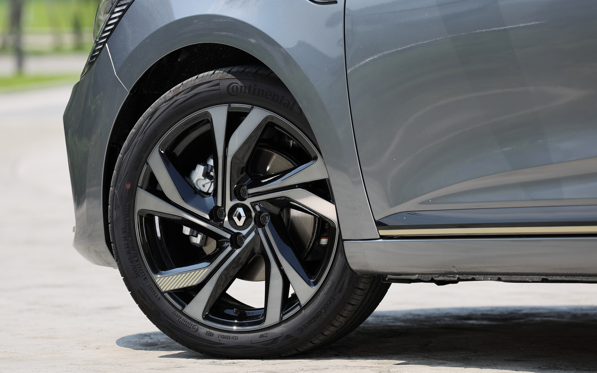 ルーテシア E-TECH エンジニアード（379万円）。WLTCモード燃費は輸入車全体でNo.1となる25.2km/L。ブリリアントブラックのエンブレムやフロントグリルガーニッシュ、ウォームチタニウムカラーのF1ブレード、リアバンパーフィニッシャーを装着し、先進的でスポーティな印象を付与