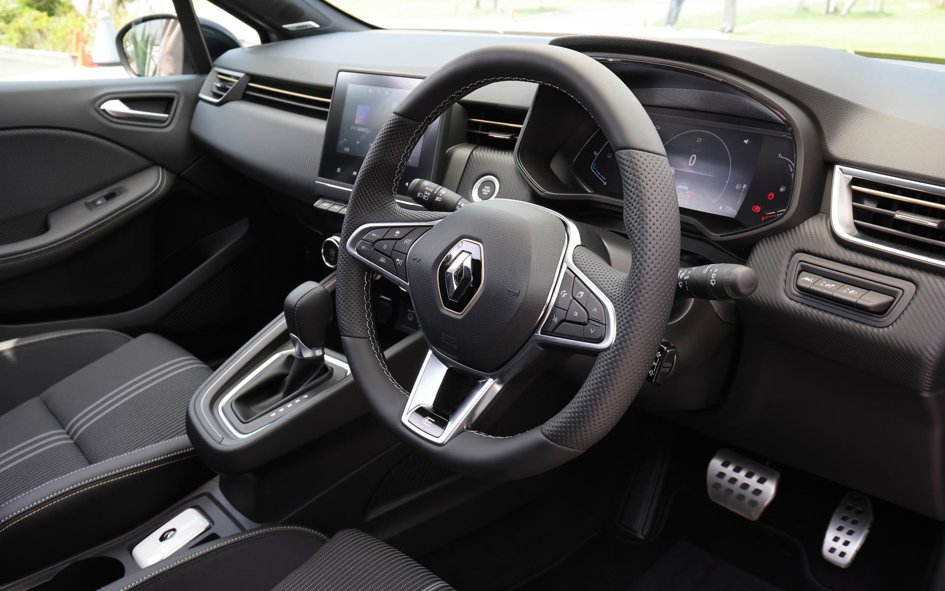 インテリアにもウォームチタニウムカラーのインサートやステッチを効果的に使用し、カーボン調ダッシュボードやドアトリム、アルミペダルによって、モダンかつスポーティな室内空間としている