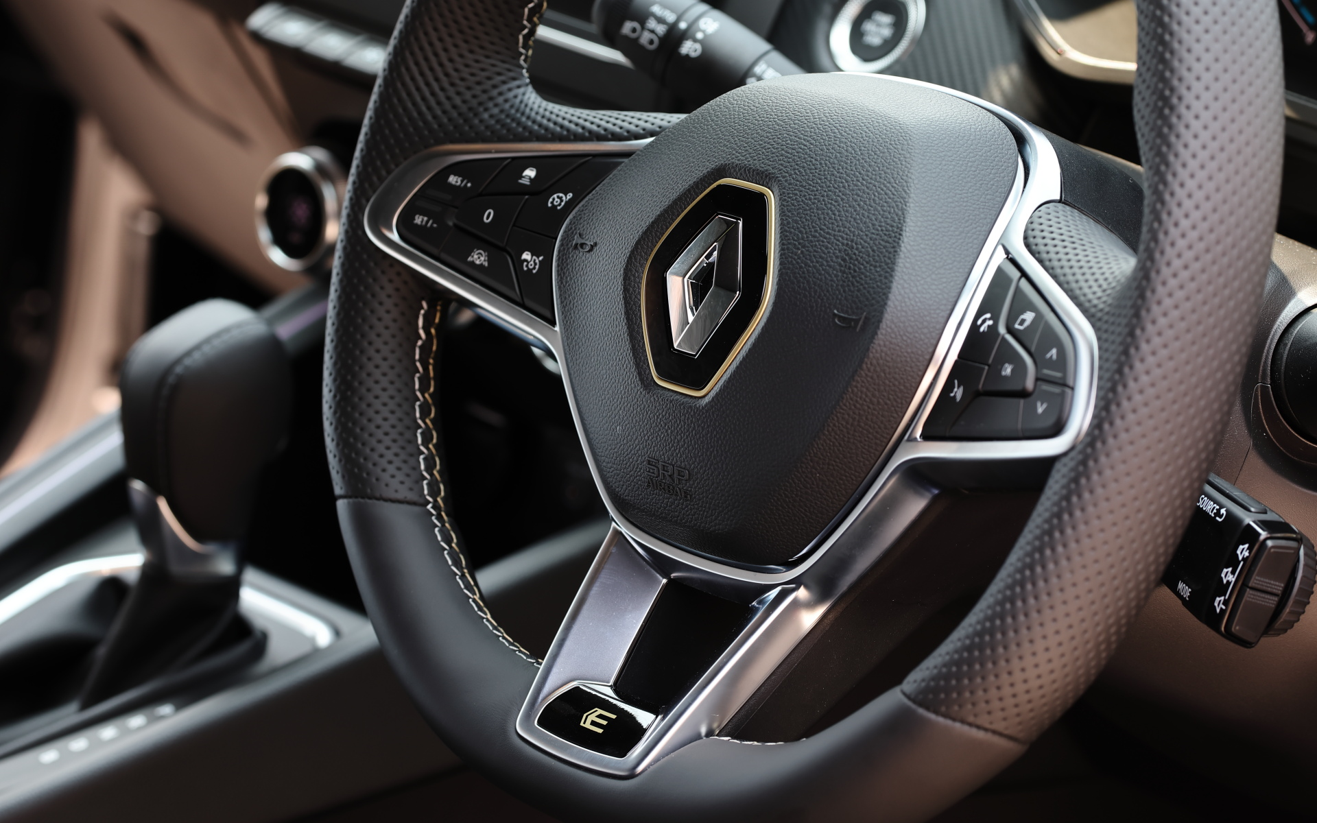 インテリアにもウォームチタニウムカラーのインサートやステッチを効果的に使用し、カーボン調ダッシュボードやドアトリム、アルミペダルによって、モダンかつスポーティな室内空間としている