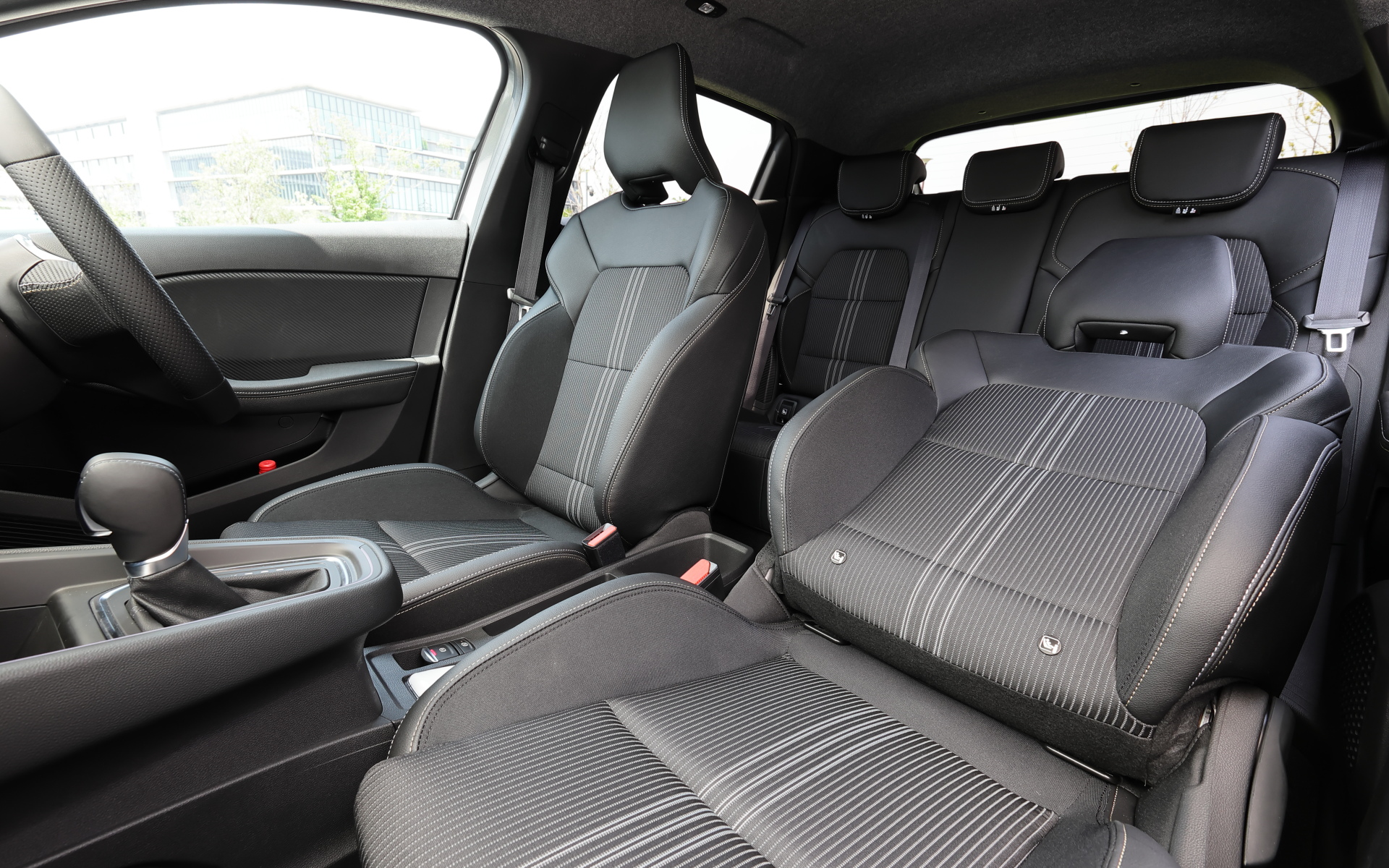 インテリアにもウォームチタニウムカラーのインサートやステッチを効果的に使用し、カーボン調ダッシュボードやドアトリム、アルミペダルによって、モダンかつスポーティな室内空間としている