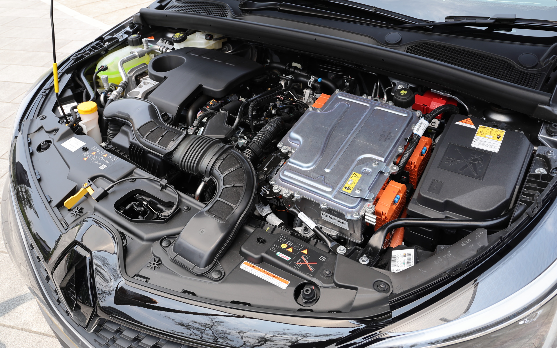 最高出力67kW（91PS）/5600rpm、最大トルク144Nm（14.7kgfm）/3200rpmを発生する直列4気筒DOHC 1.6リッター自然吸気エンジン「H4M」を搭載。メインモーターは最高出力36kW（49PS）/1677-6000rpm、最大トルク205Nm（20.9kgfm）/200-1677rpmを発生する「5DH」、サブモーターは最高出力15kW（20PS）/2865-1万rpm、最大トルク50Nm（5.1kgfm）/200-2865rpmを発生する「3DA」を搭載し、トランスミッションにはルノー独自のドッグクラッチマルチモードATを組み合わせる