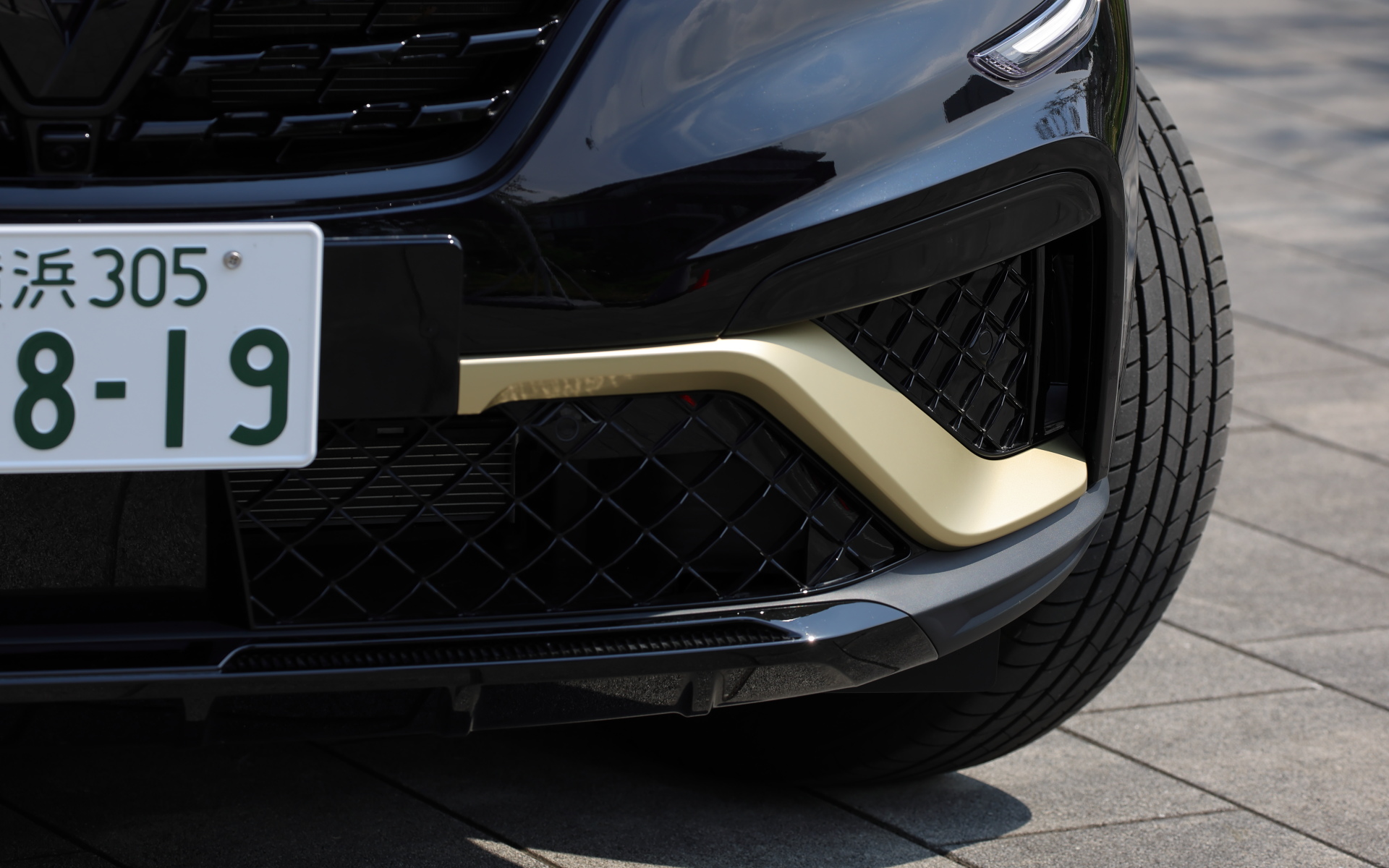 アルカナ E-TECH エンジニアード（469万円）。ブリリアントブラックのエンブレムやフロントグリルガーニッシュ、スキッドプレート、リアスポイラーと、ウォームチタニウムカラーのF1ブレード、ツインエキゾーストフィニッシャーを装着。